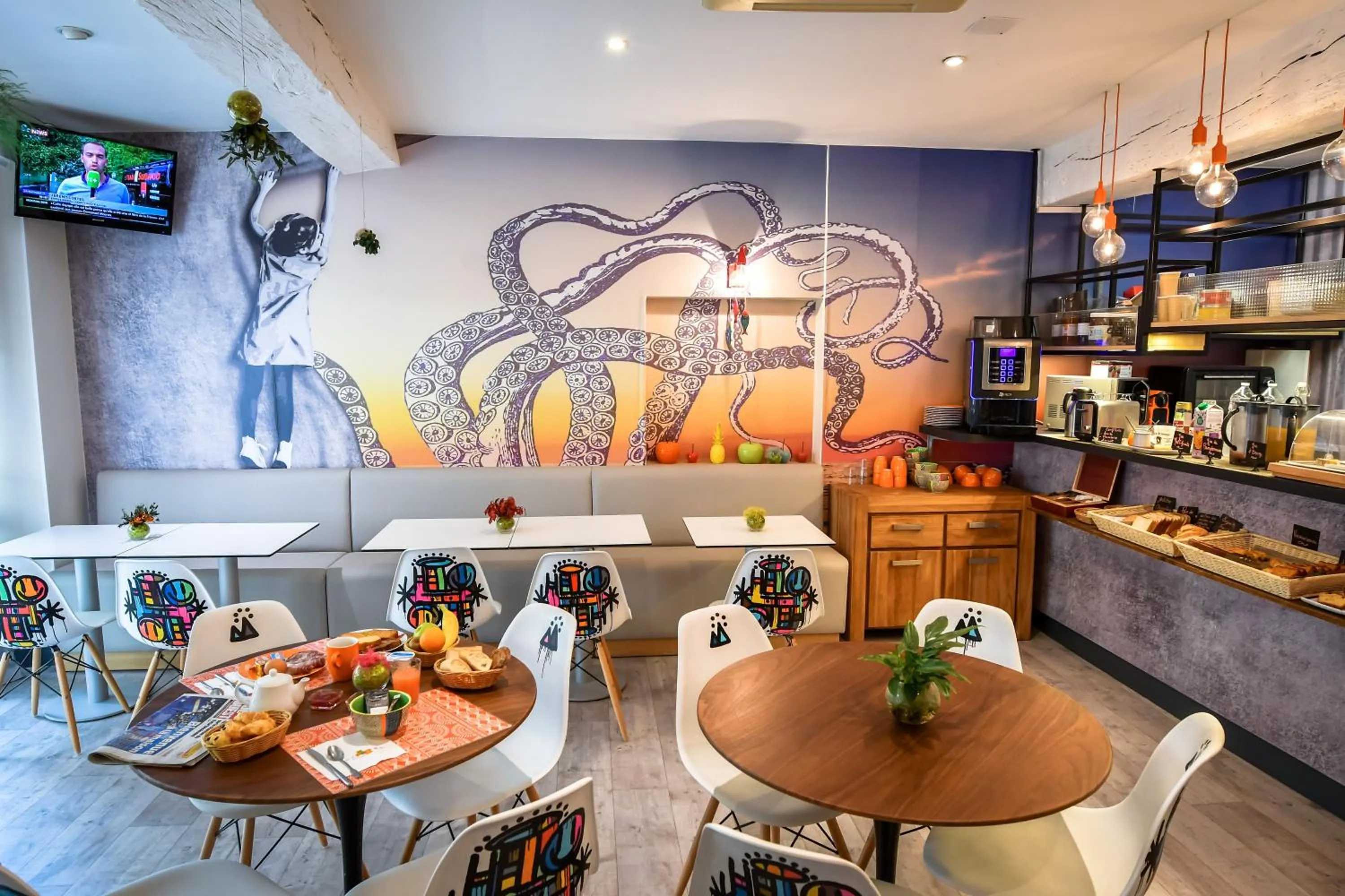 Buffet breakfast in Hôtel Le Bord'O Vieux Port