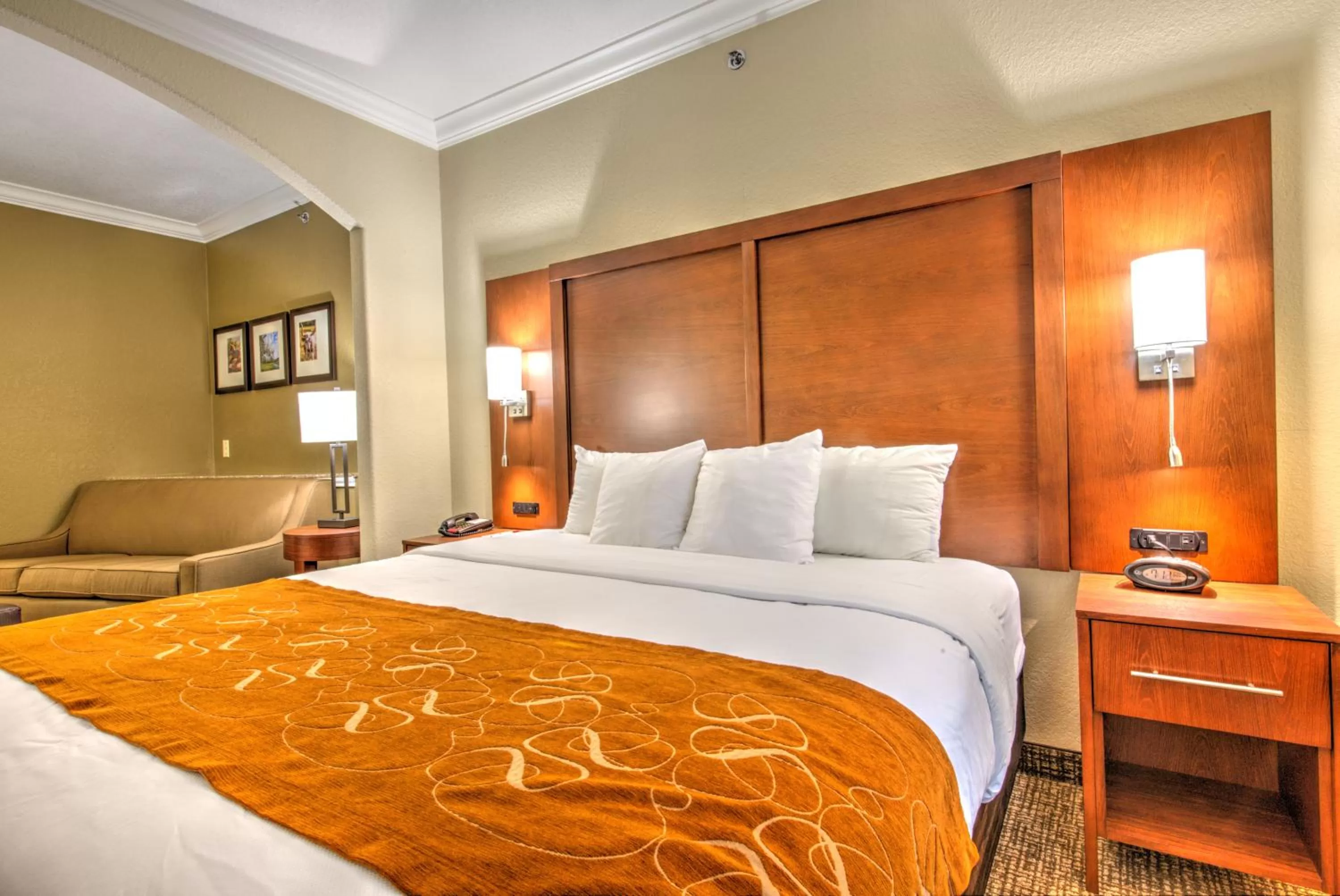 Bed in Comfort Suites Tomball Medical Center