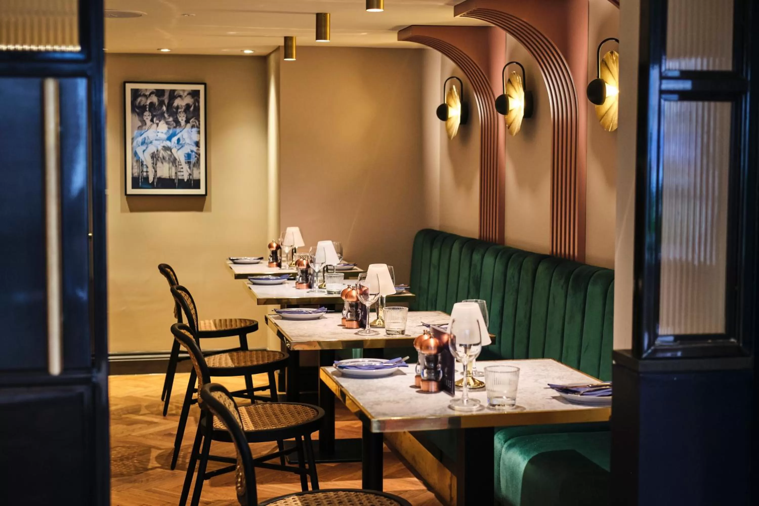 Restaurant/places to eat in Le Monde Hotel