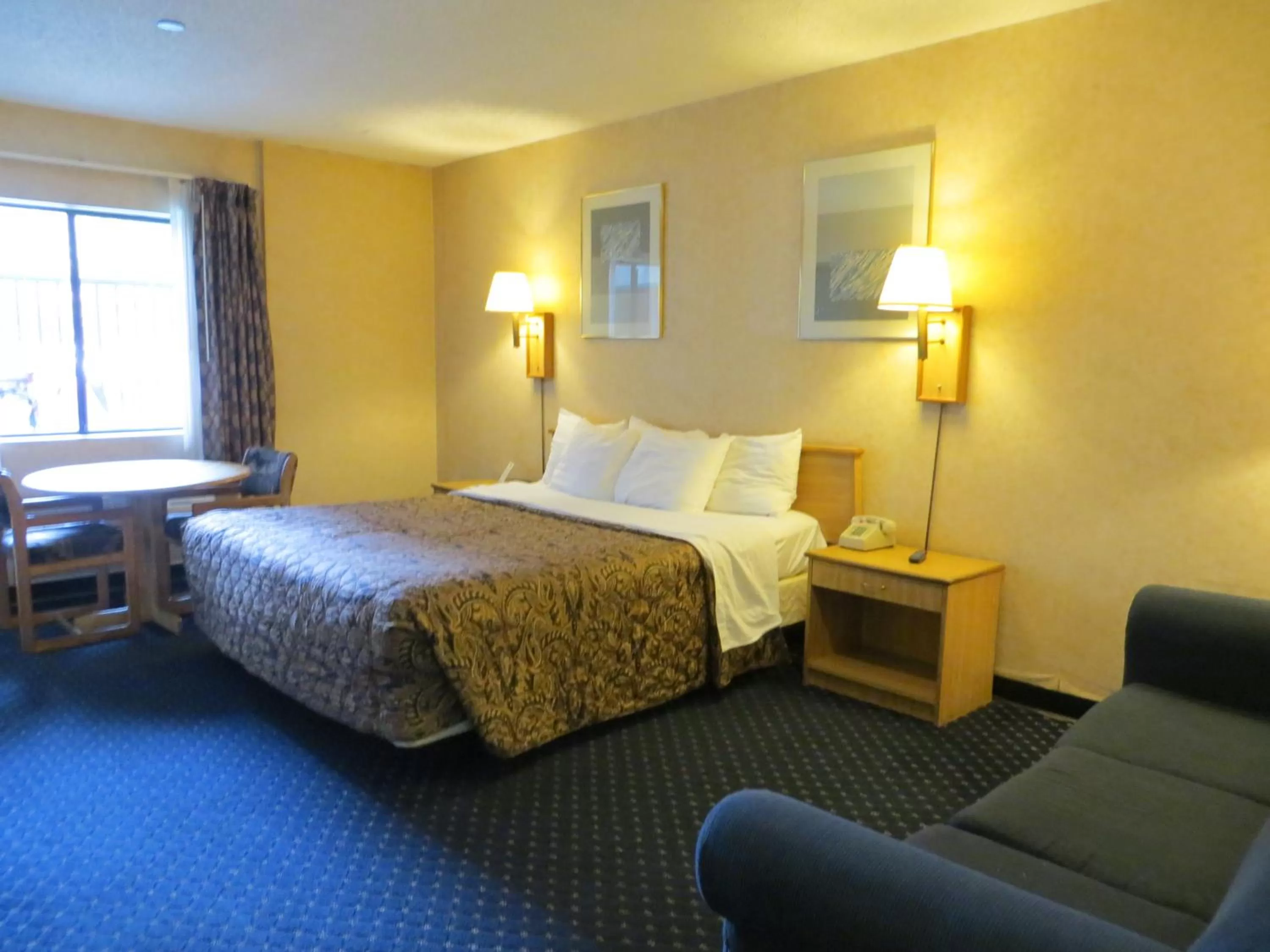 Bedroom, Bed in Days Inn by Wyndham Anaheim West