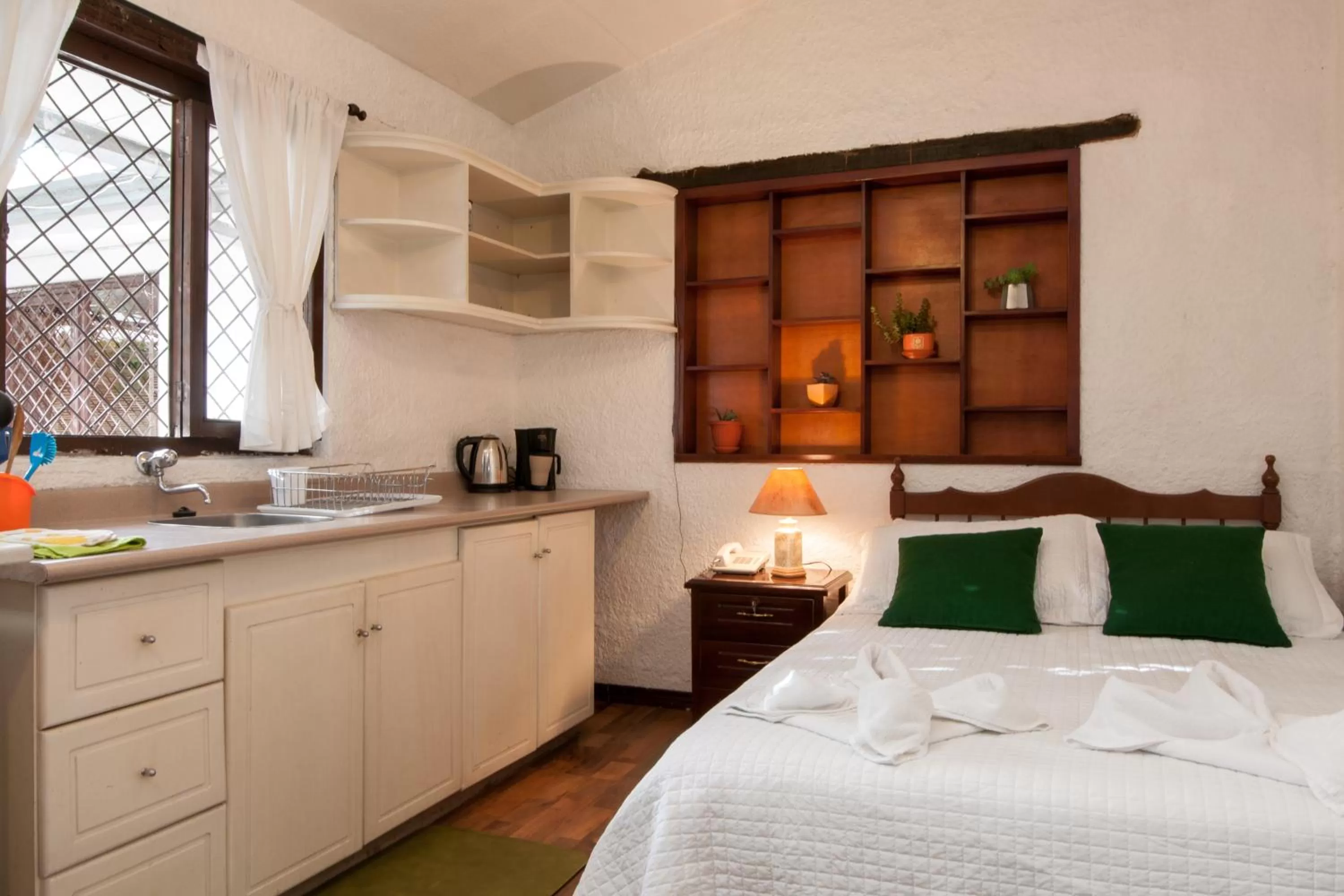 Dining area, Kitchen/Kitchenette in Apartamentos Otorongo Cuenca Ecuador