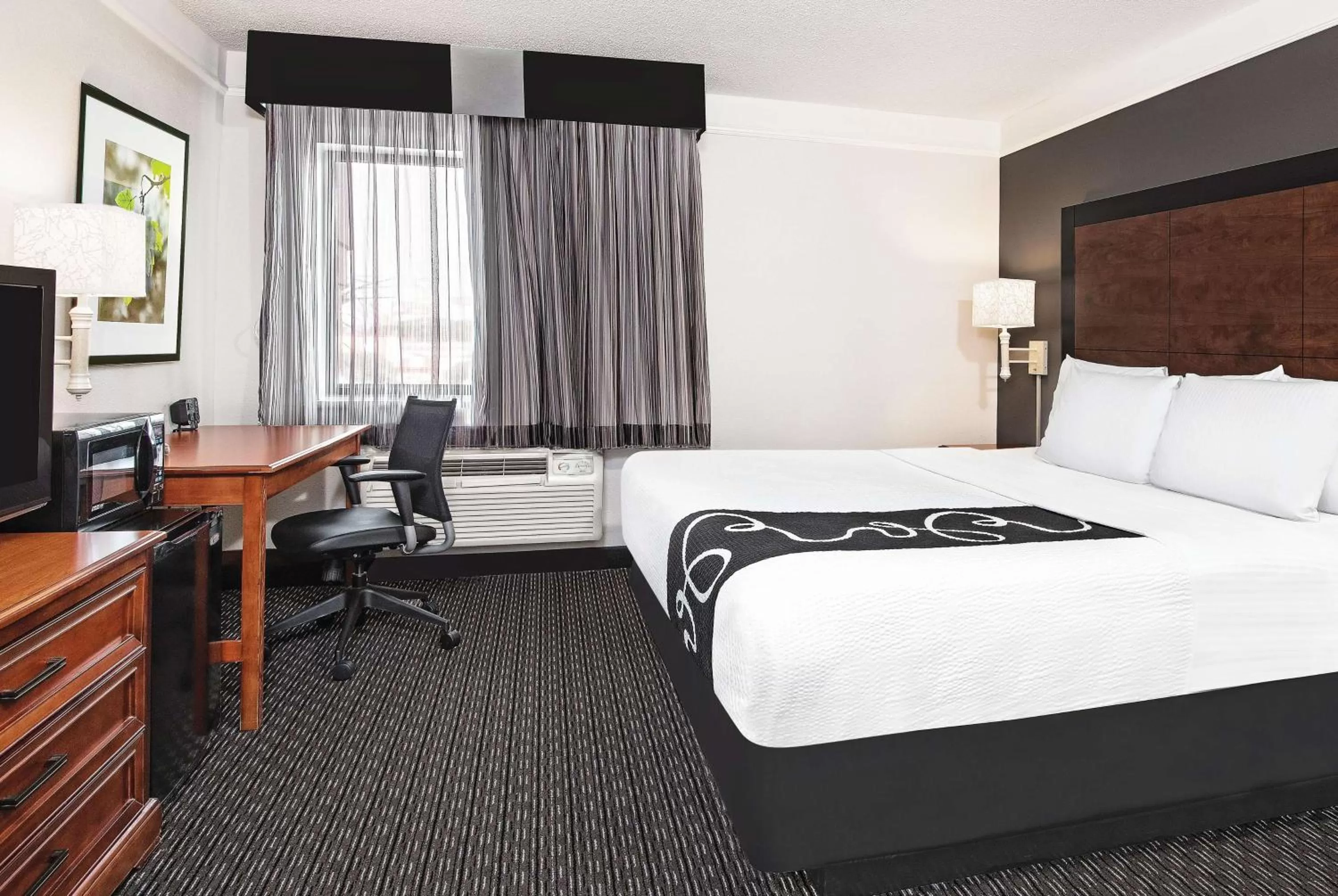 Photo of the whole room, Bed in La Quinta Inn & Suites by Wyndham San Antonio Riverwalk