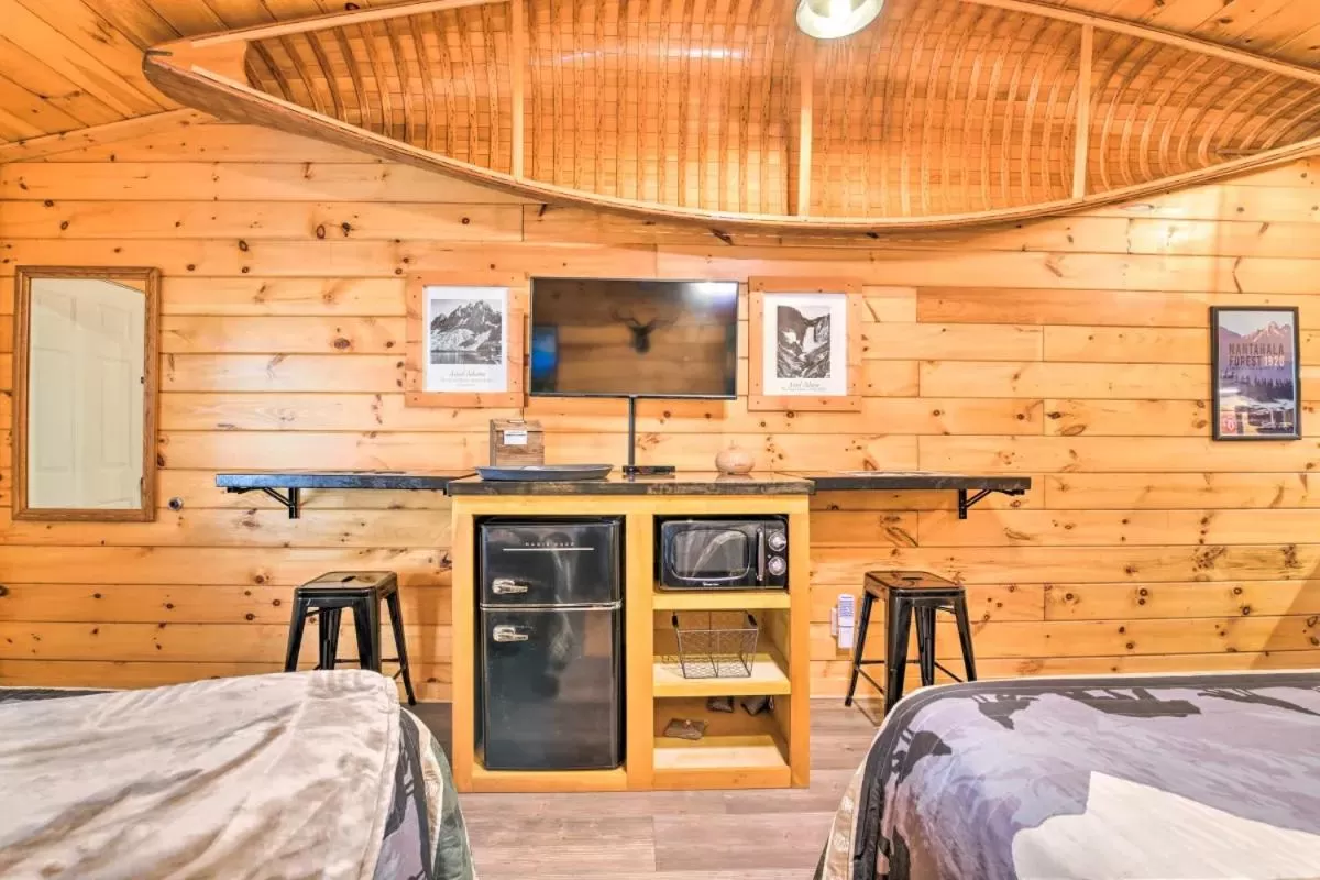 Bed in The Lodge Nantahala River