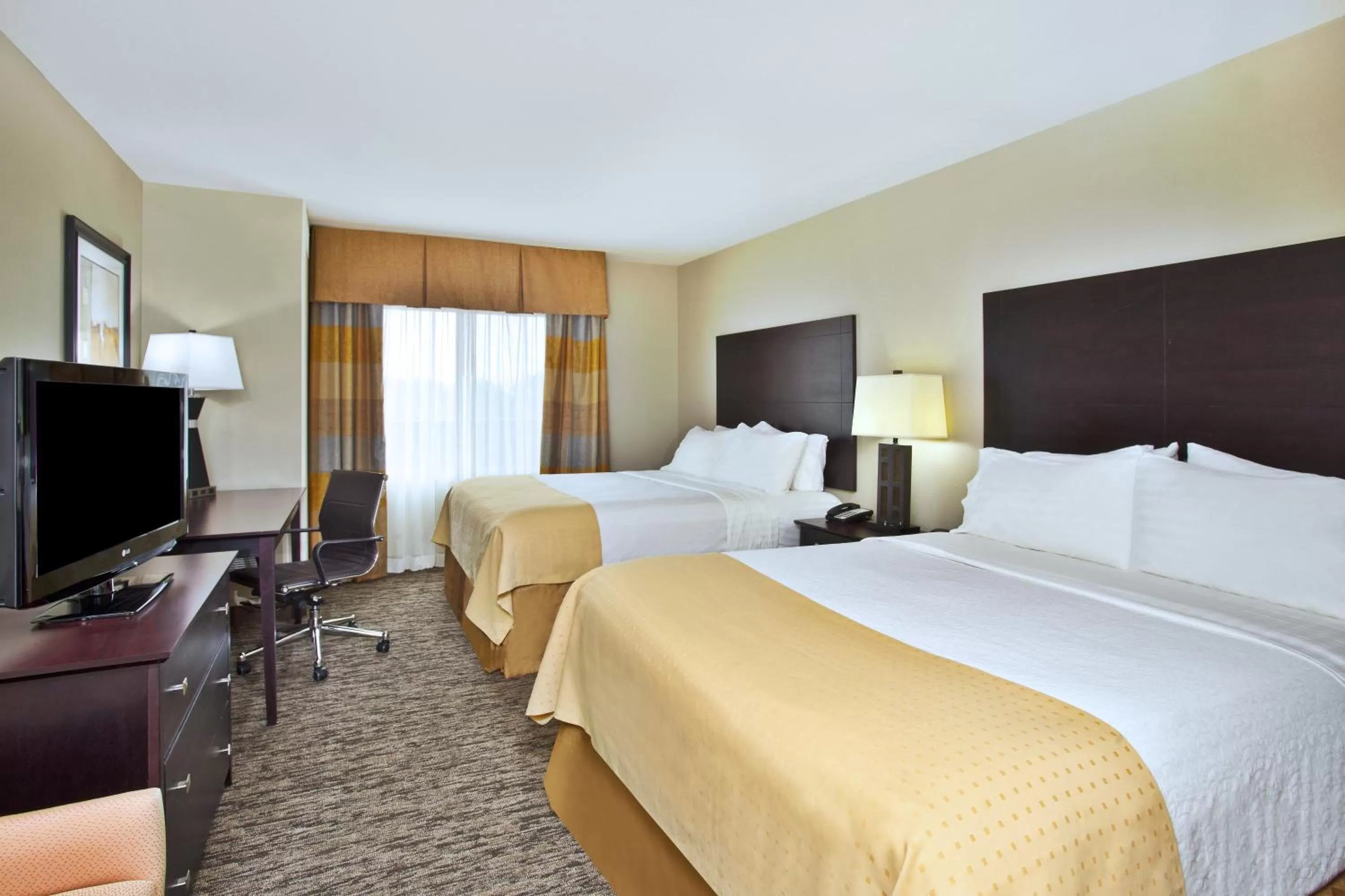 Photo of the whole room, Bed in Holiday Inn & Suites Green Bay Stadium by IHG