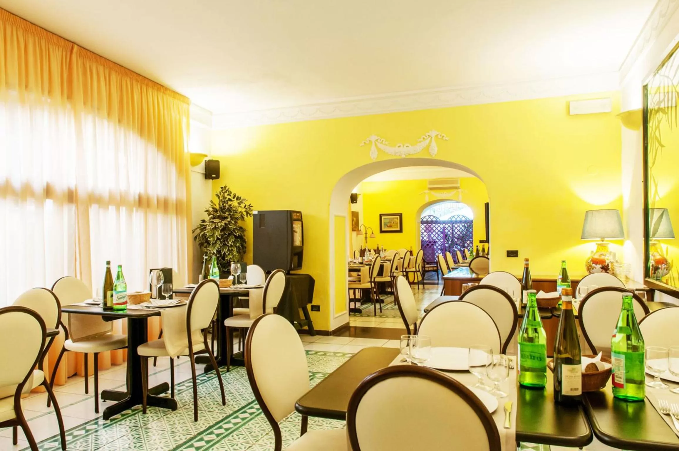 Restaurant/places to eat in Hotel Annabelle