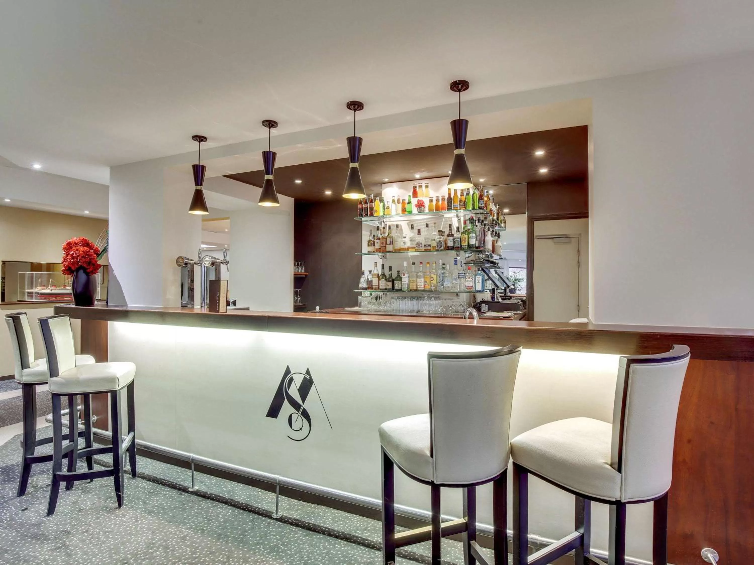 Lounge or bar in Mercure Maurepas Saint Quentin