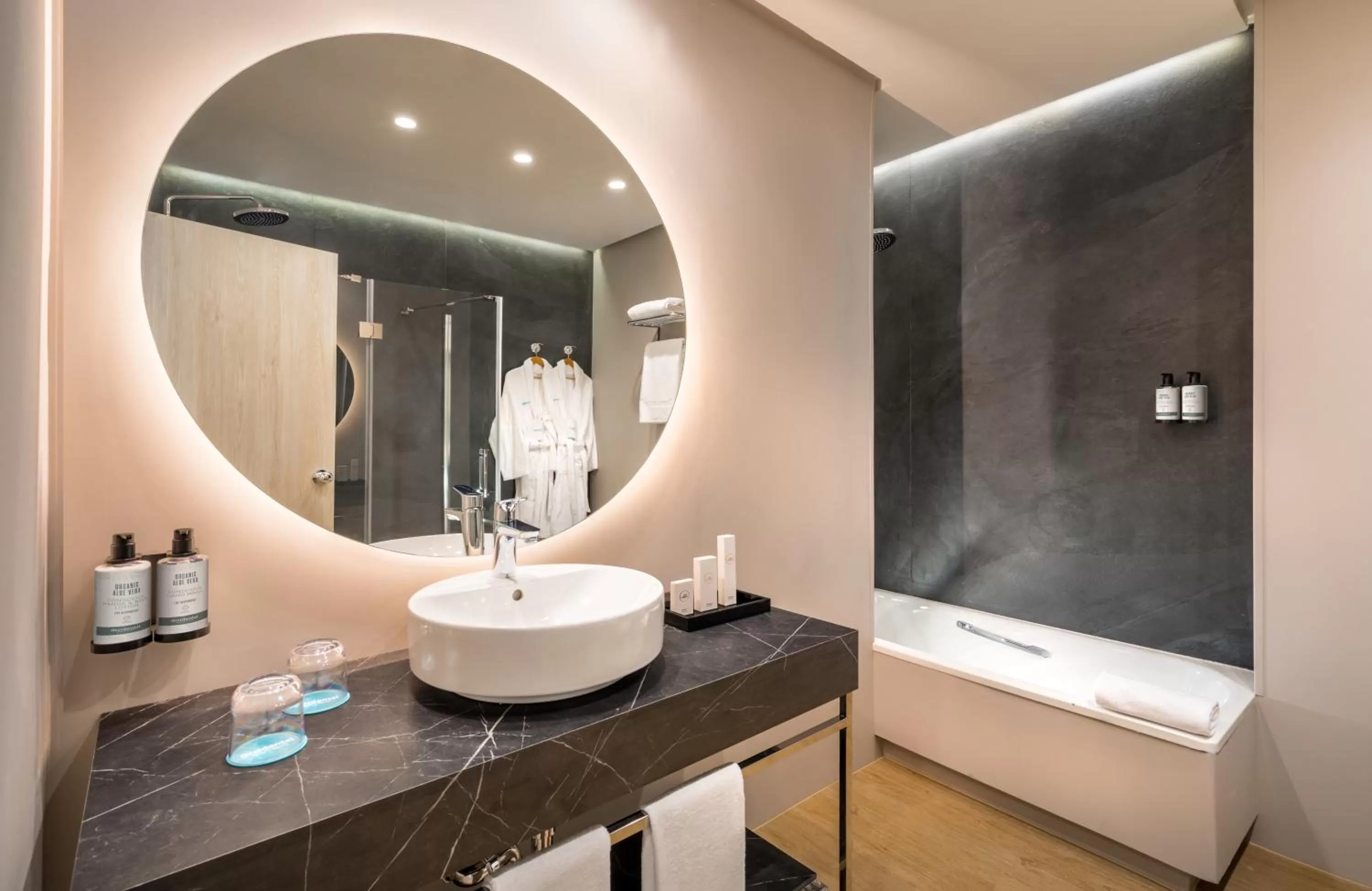 Shower in Occidental Sevilla Viapol