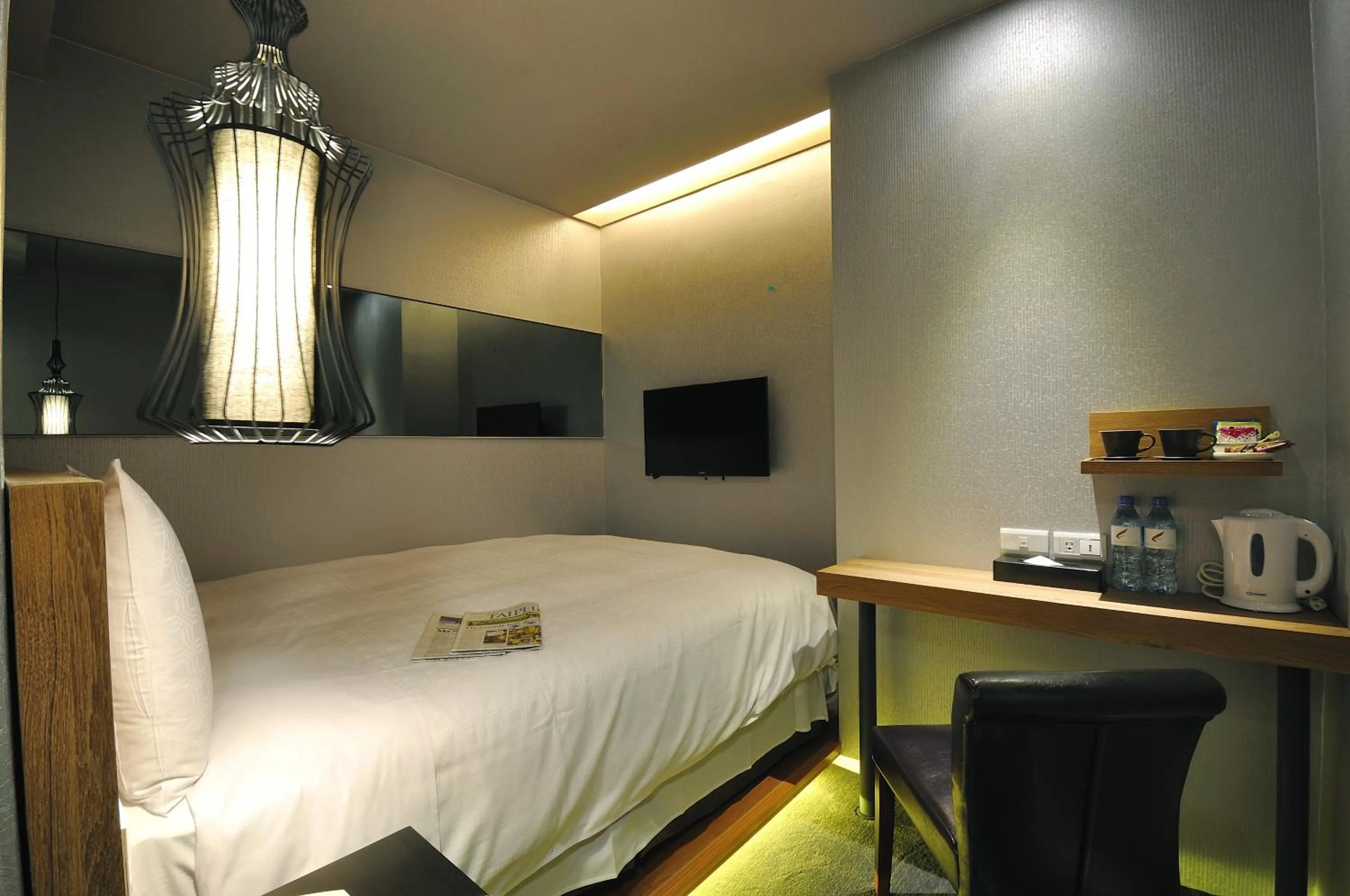 Photo of the whole room, Bed in Forward Suites II