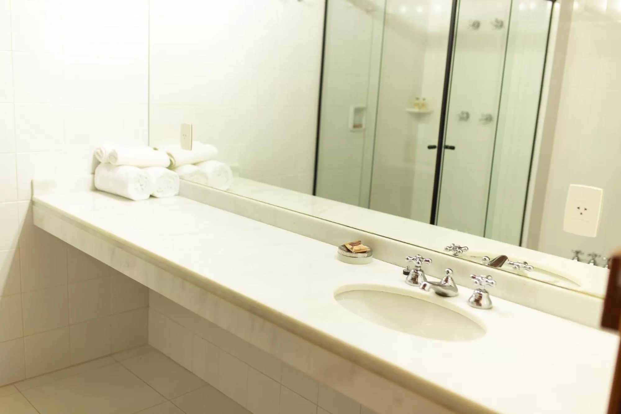 Shower, Bathroom in Santa Clara Hotel