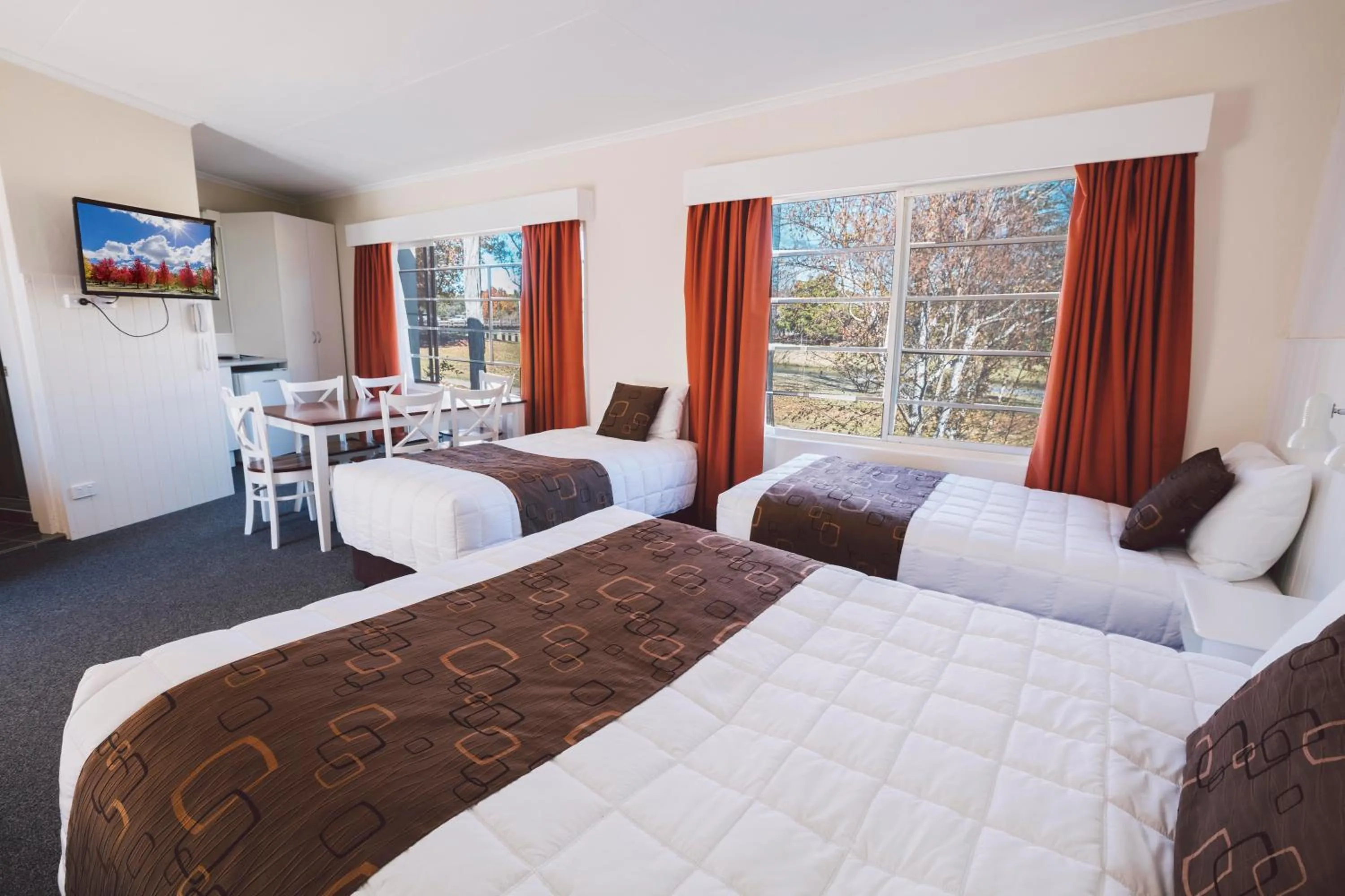 Bed in Boulevard Motel