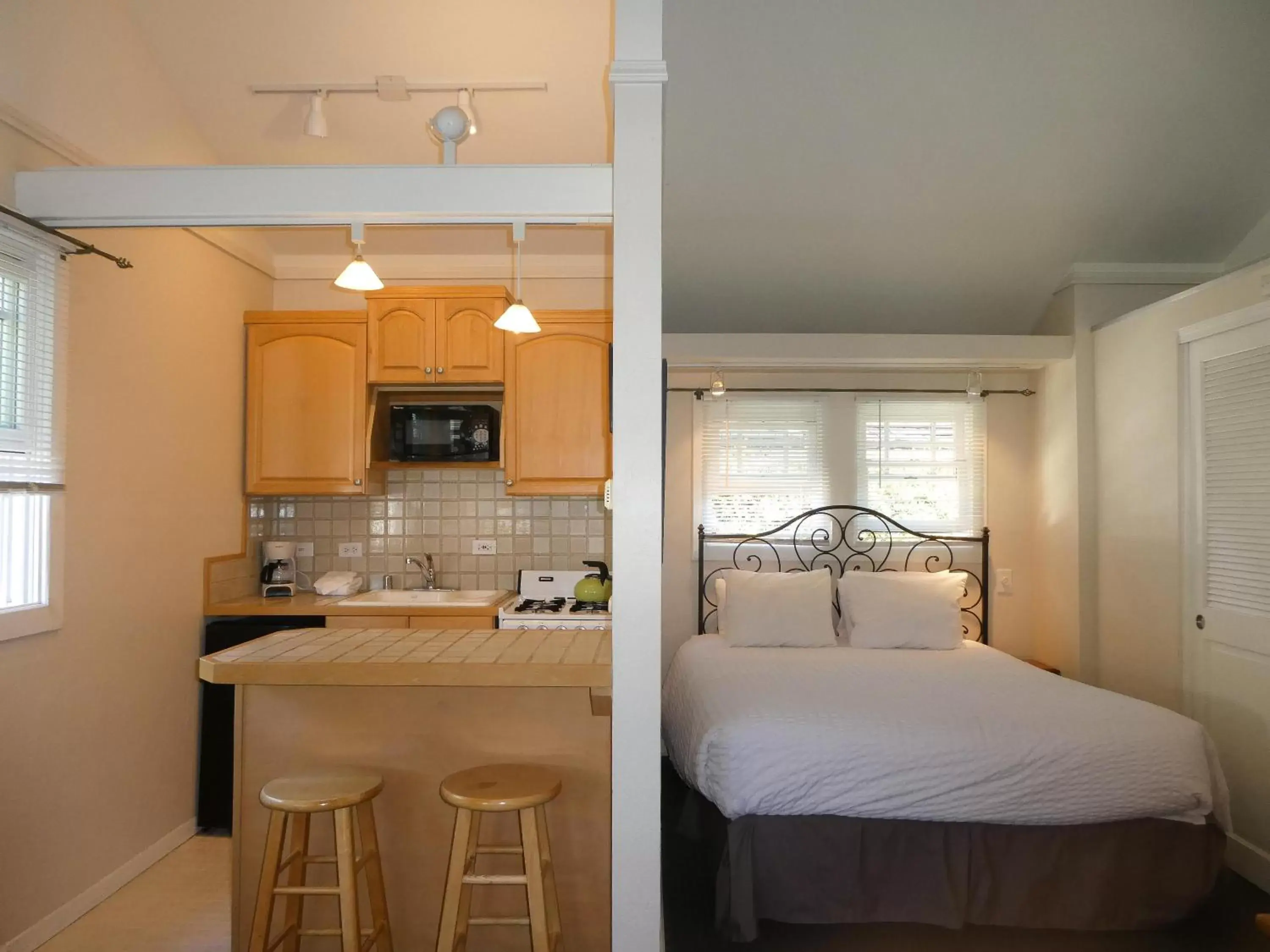 York Queen Room - No Parking in Briarwood Inn York Queen Room - No Parking in Briarwood Inn