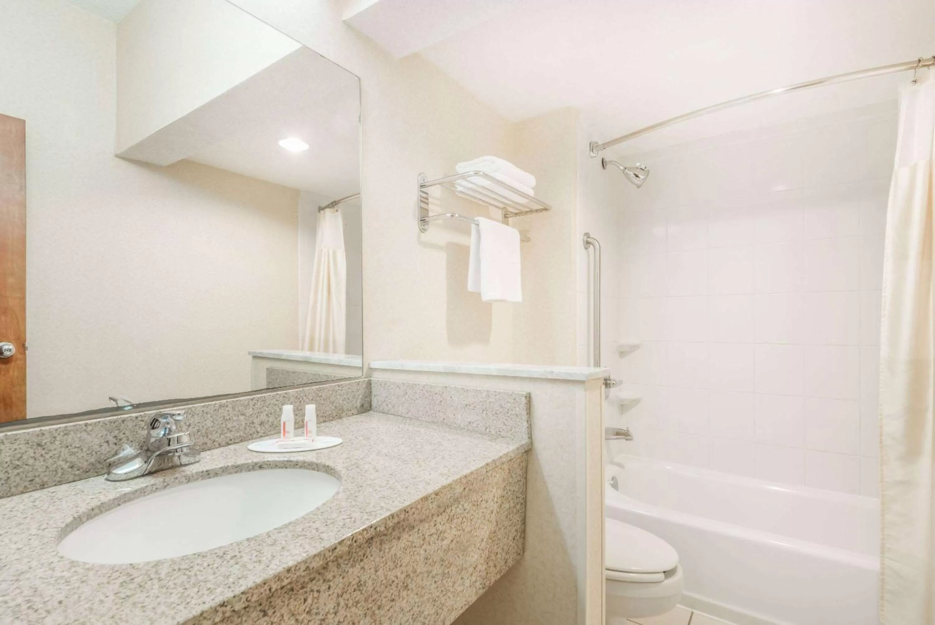 TV and multimedia in Baymont by Wyndham Greensburg