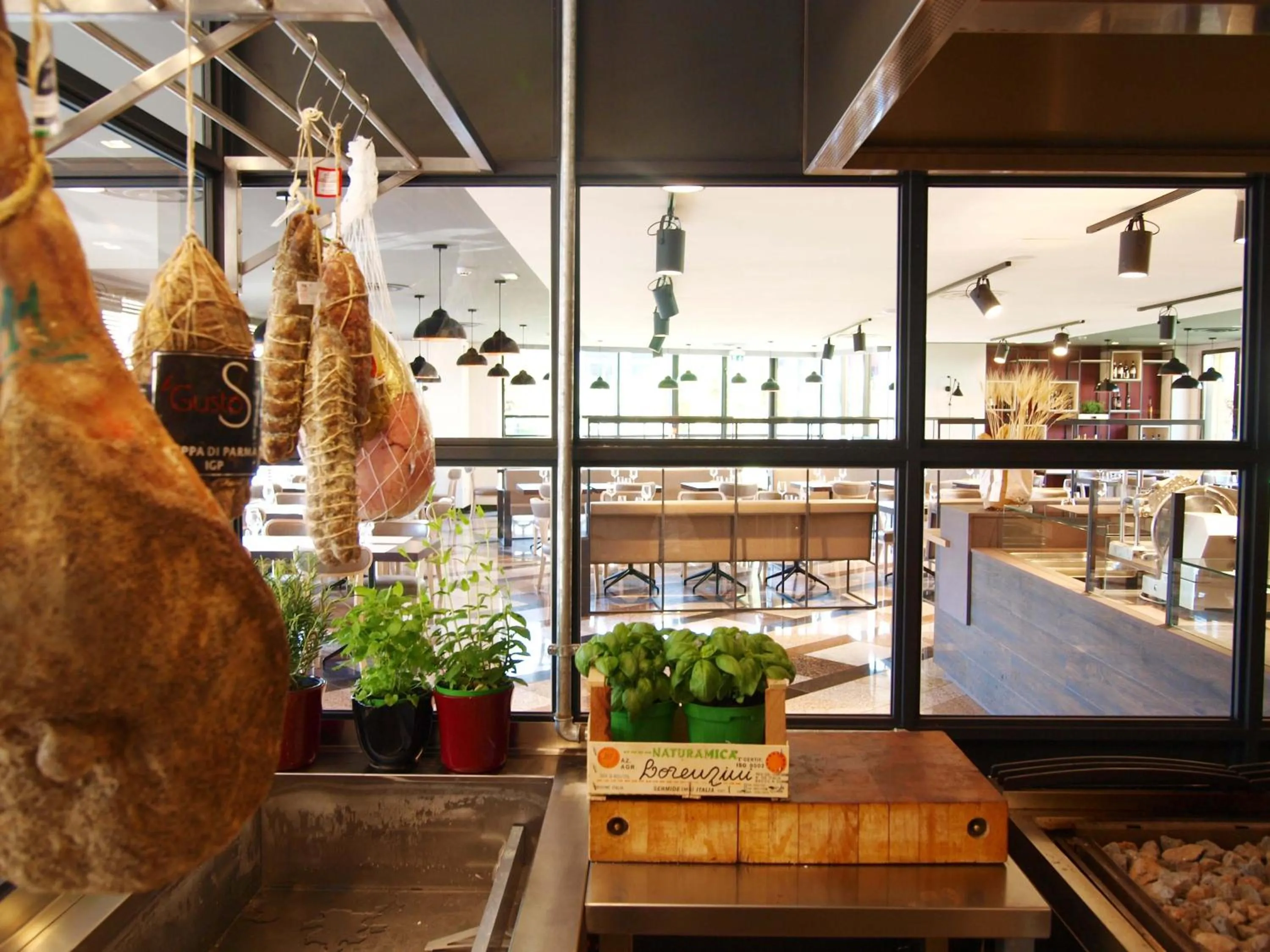 Restaurant/places to eat in Best Western Mirage Hotel Fiera