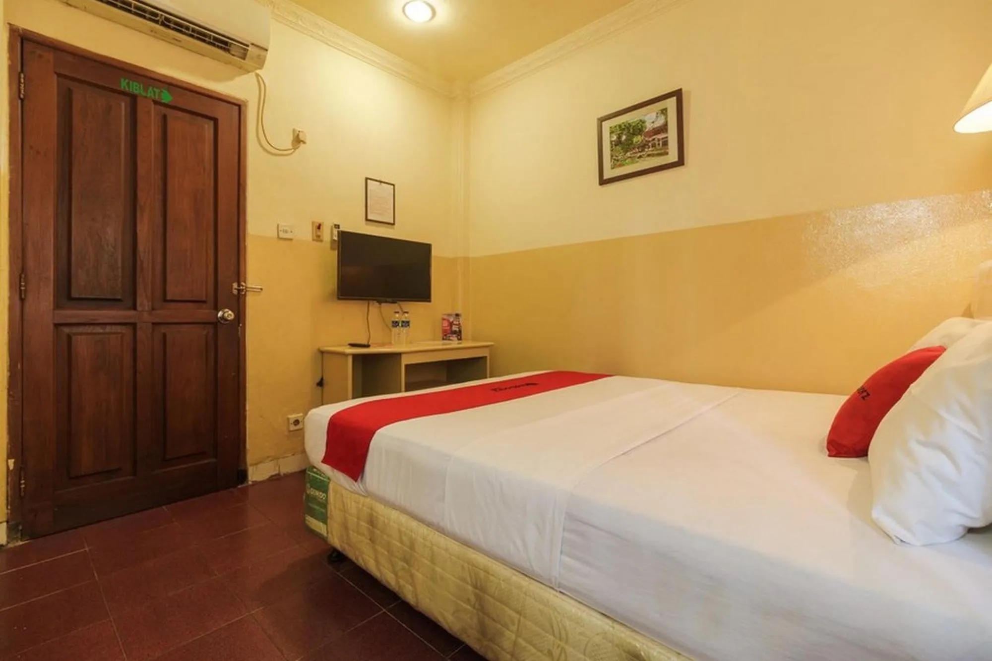 Bedroom, Bed in RedDoorz @ Jalan Jaksa