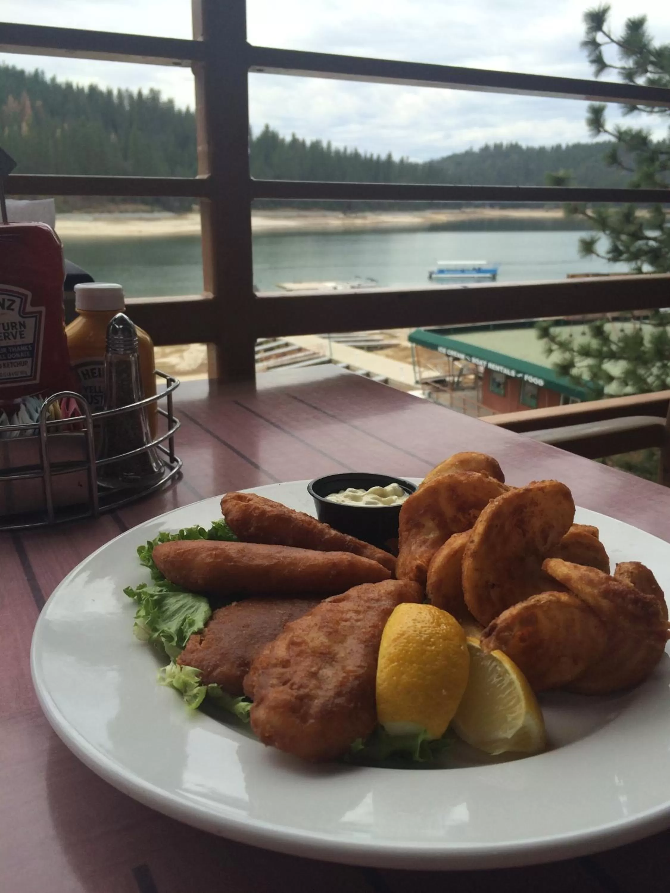 Restaurant/places to eat in The Pines Resort & Conference Center