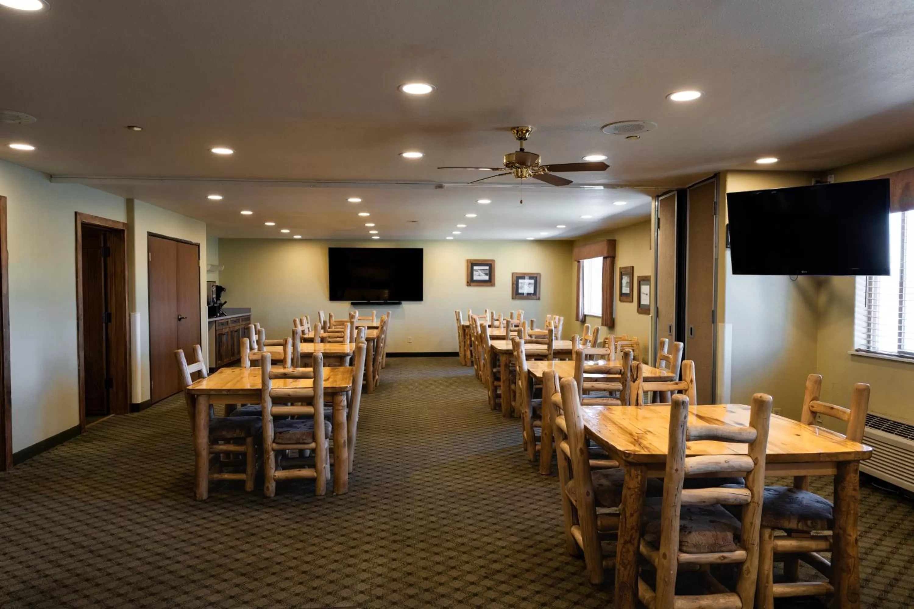 Restaurant/places to eat in Pinedale Hotel & Suites
