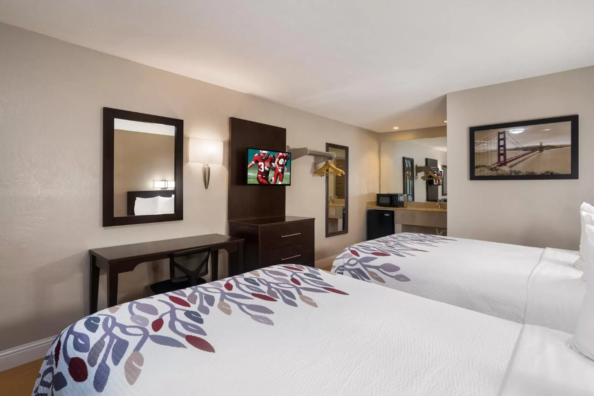 Photo of the whole room, Bed in Red Roof Inn Stockton