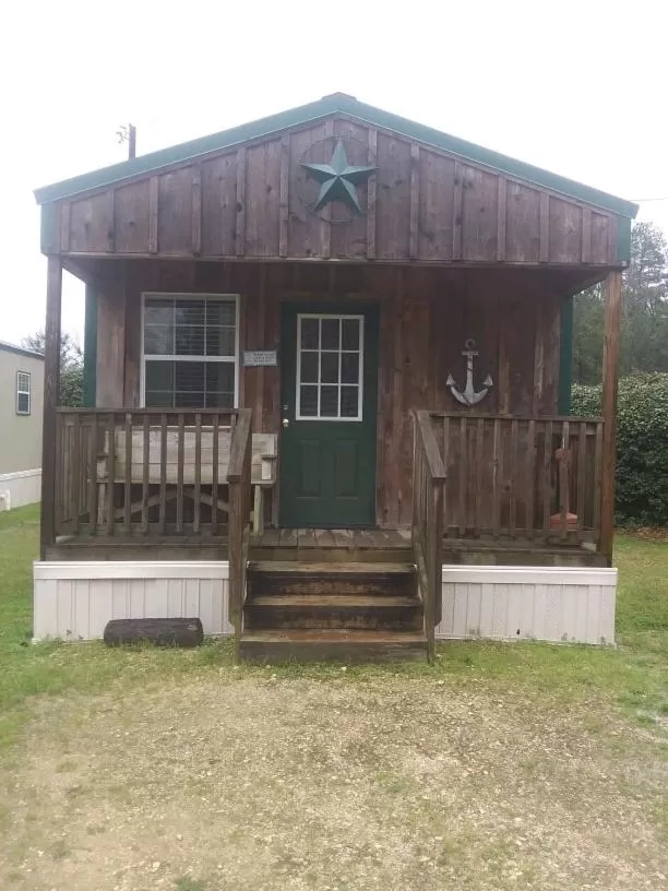 Property Building in Whispering Creek Lodging & RV Resort