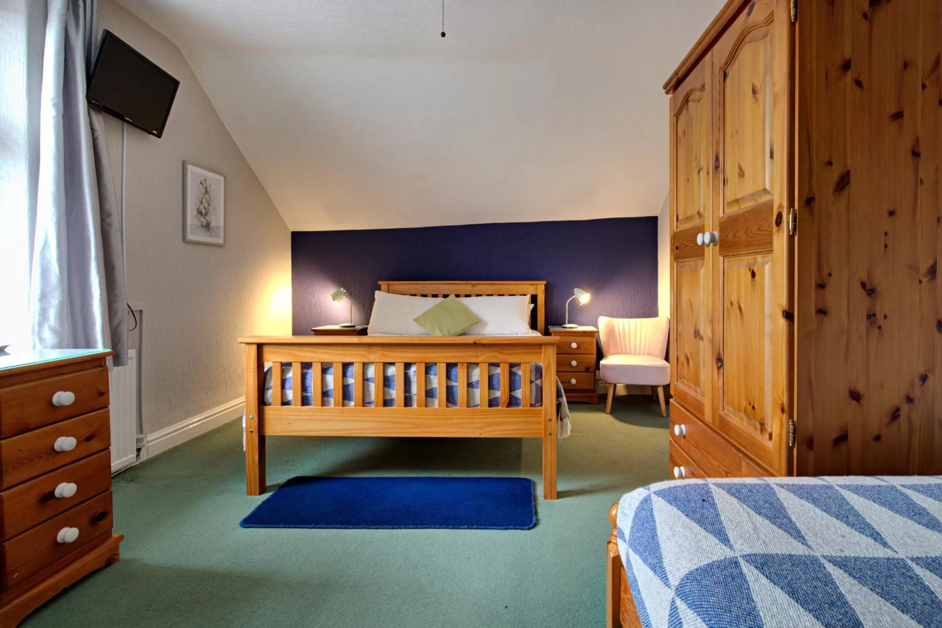 Family, Bed in Lancaster Townhouse