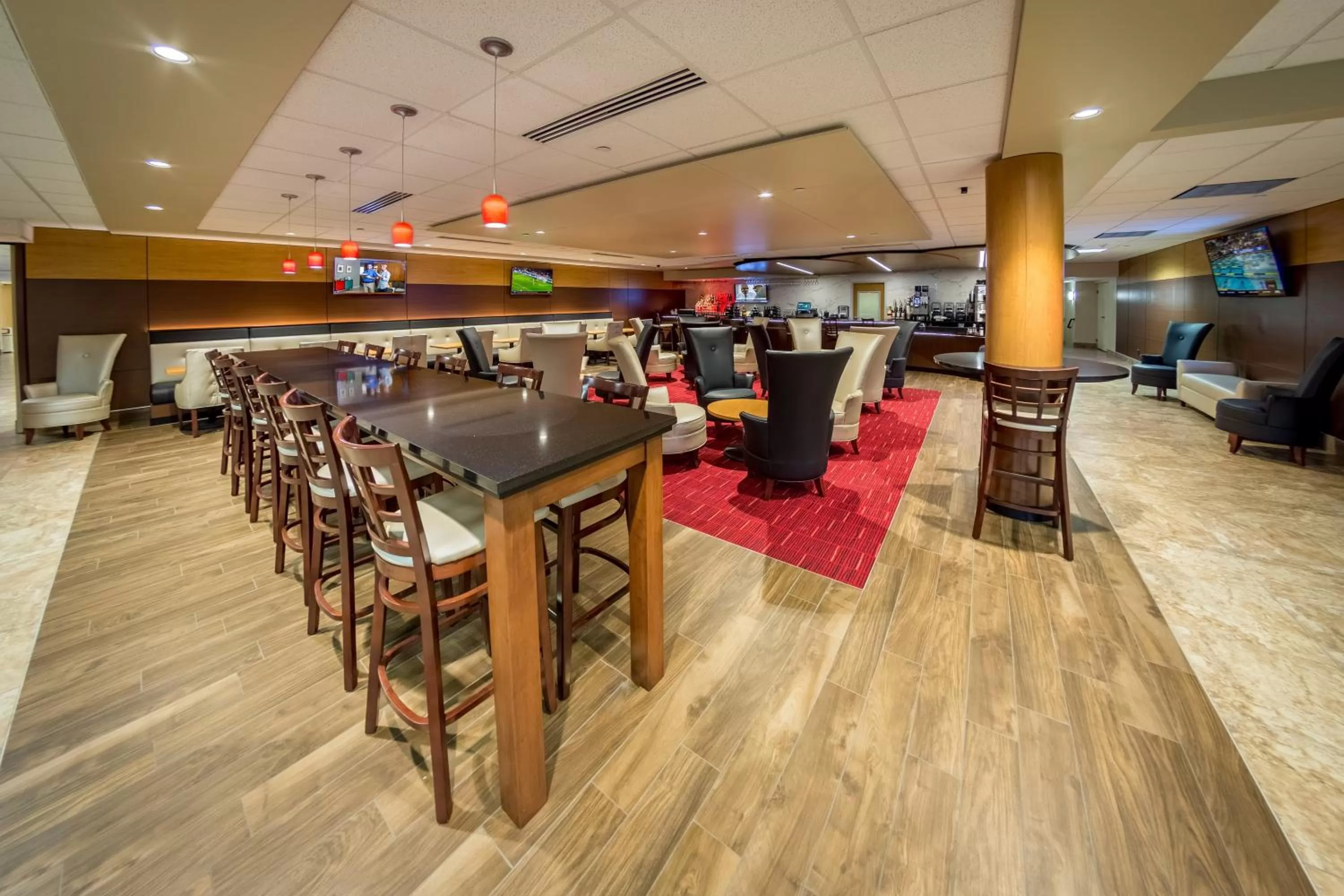 Lounge or bar in Holiday Inn Des Moines-Airport Conf Center by IHG