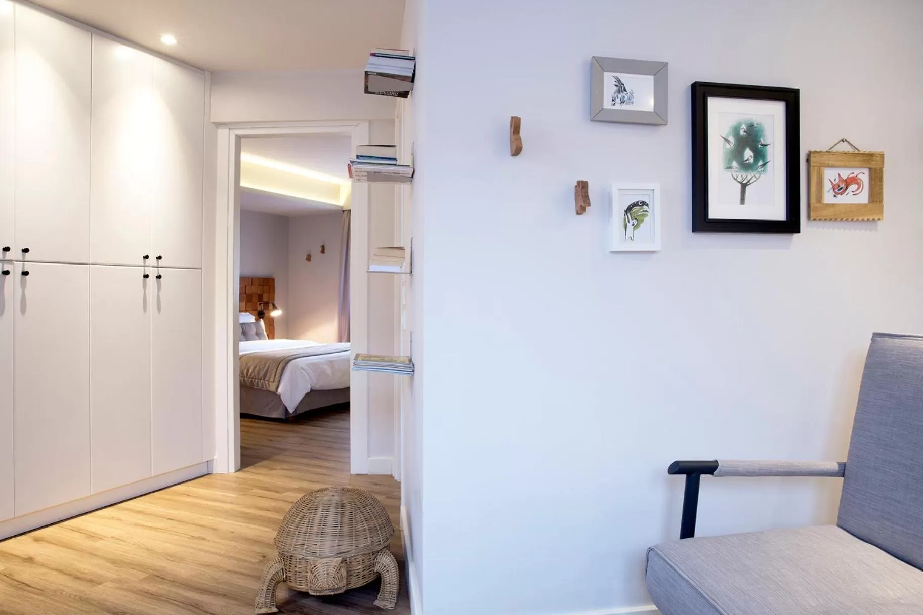 Photo of the whole room, Bed in Apollon Library Suites