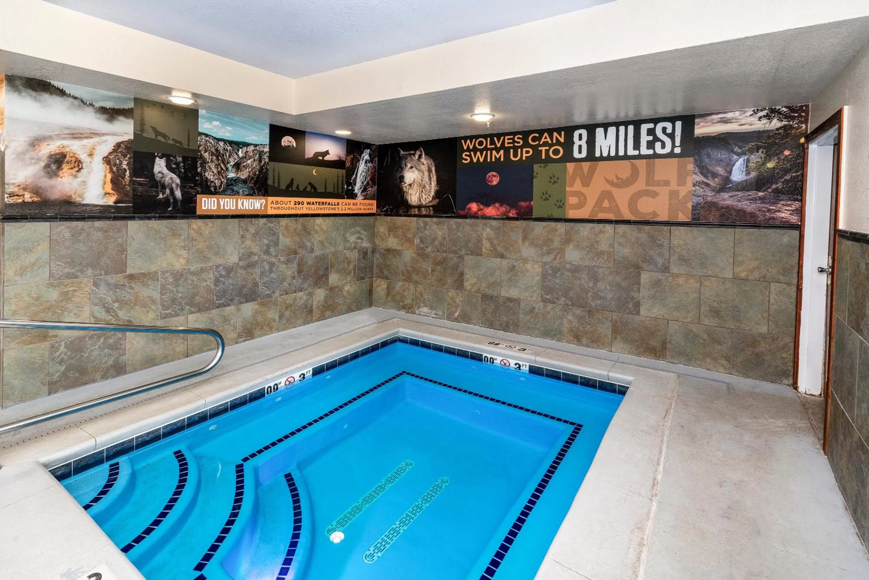 Hot Tub in Gray Wolf Inn & Suites
