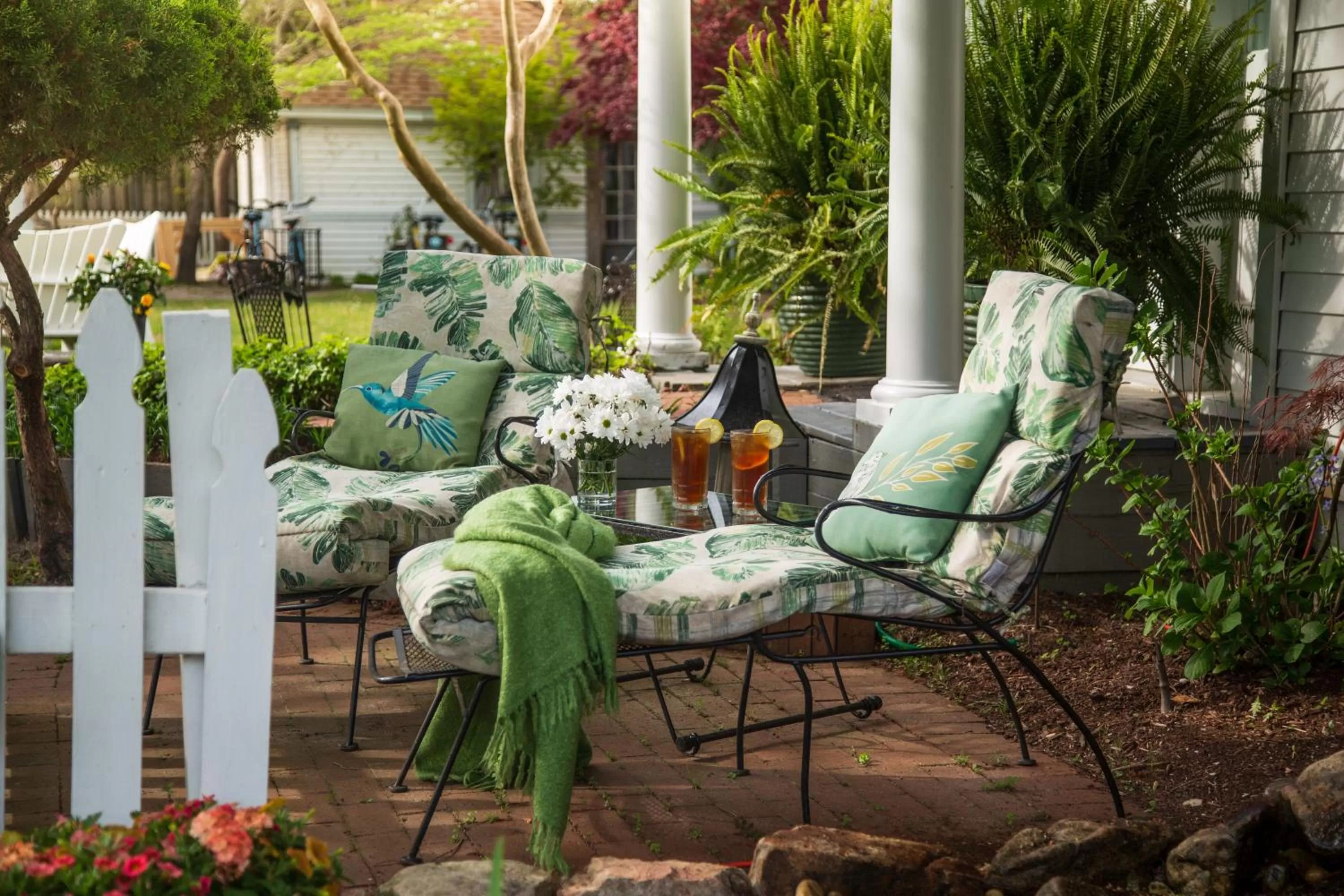 Patio in White Doe Inn Bed & Breakfast