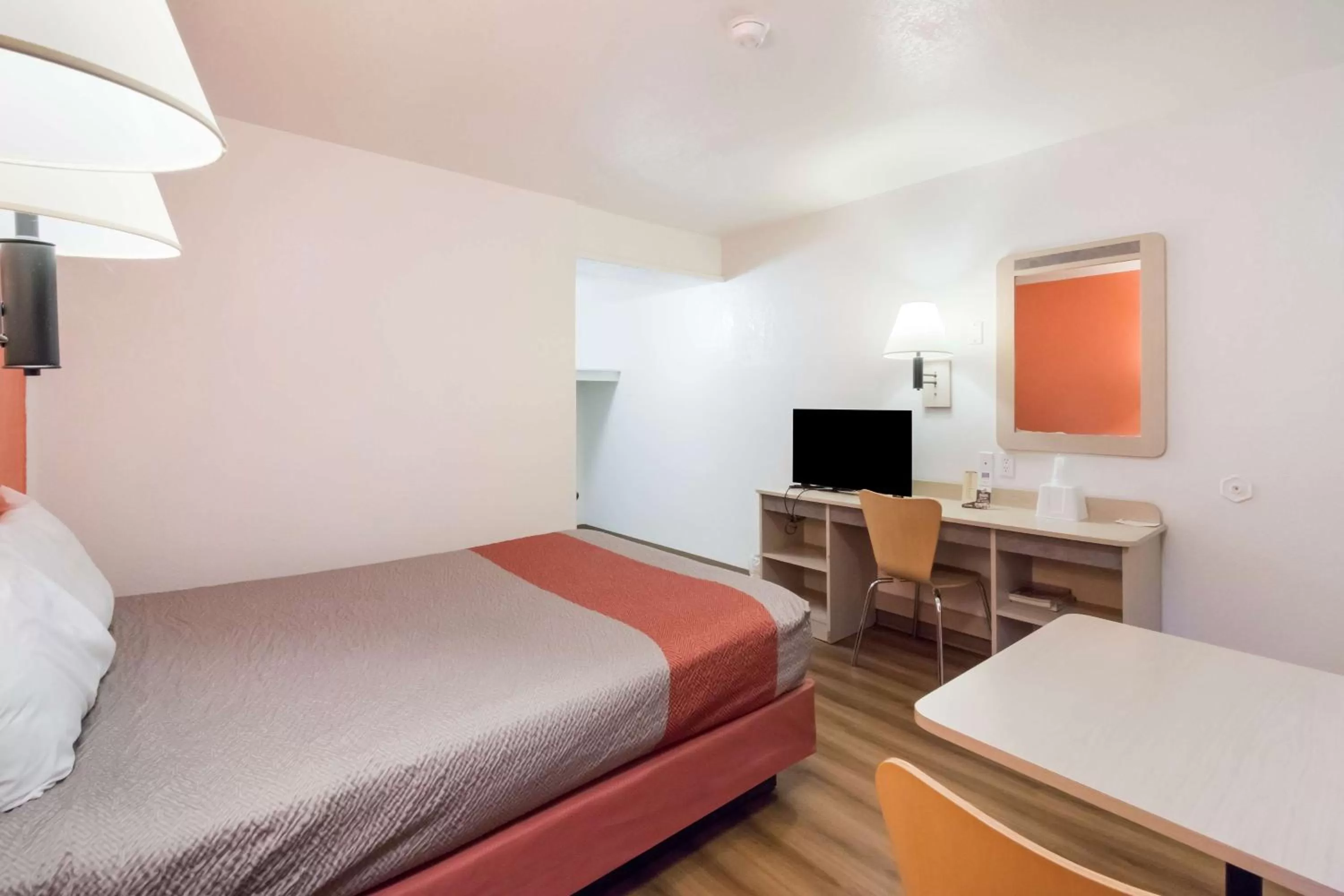 Photo of the whole room, Bed in Motel 6-Moses Lake, WA