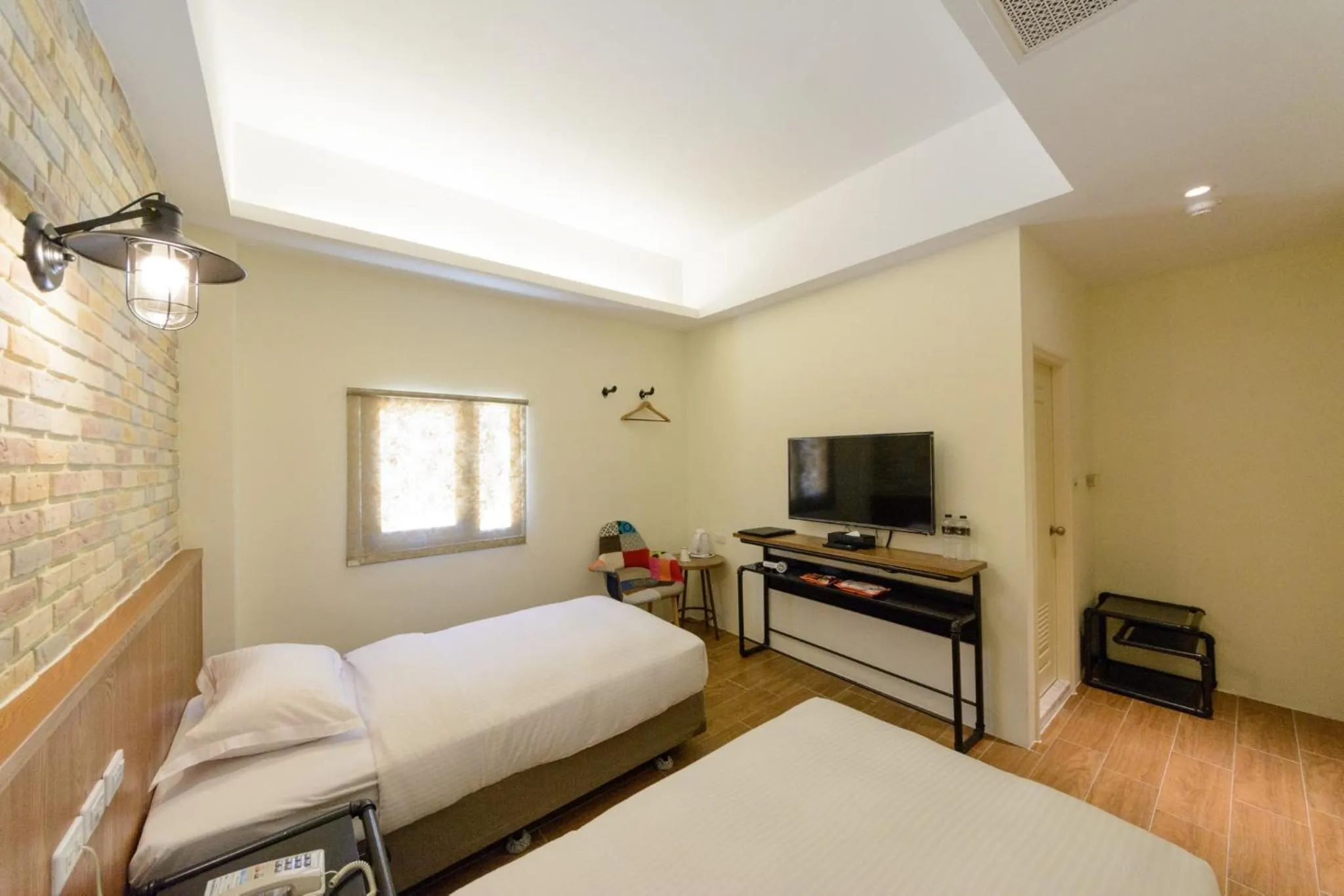 Photo of the whole room, TV/Entertainment Center in Jack House Hotel