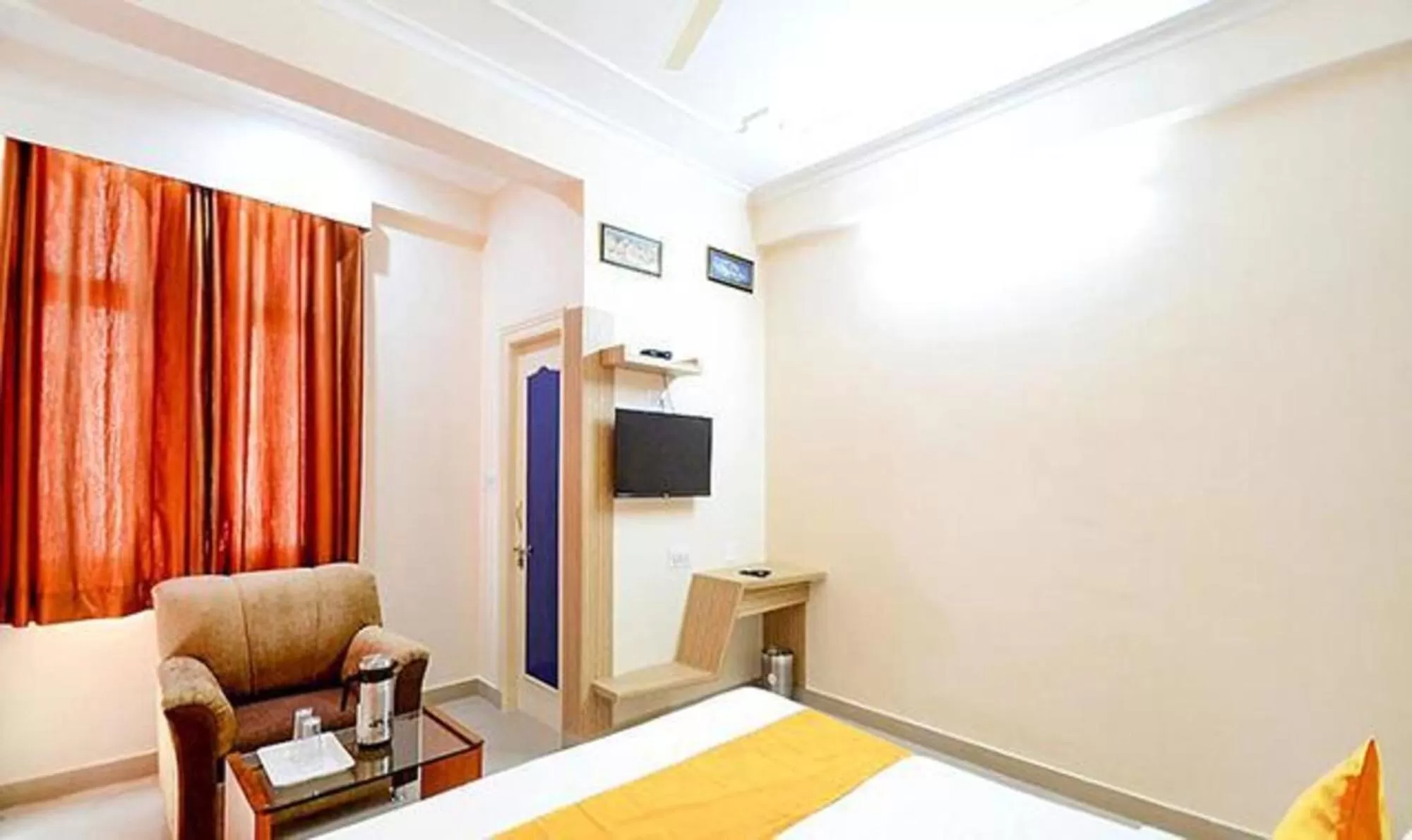 Bed, Seating Area in FabHotel Stay Bridge