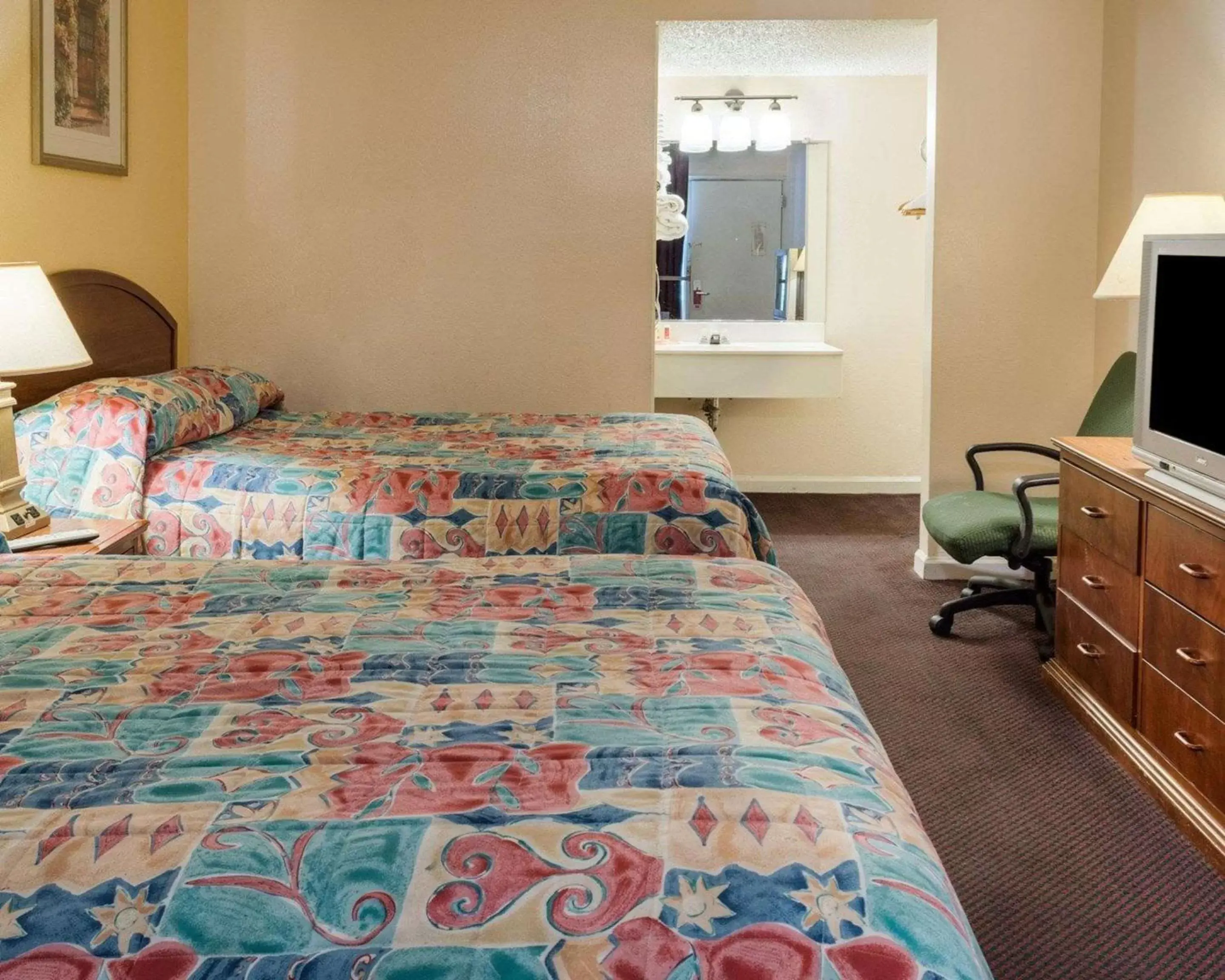 Standard Queen Room - Non Smoking in Rodeway Inn Colonial Heights I-95 Standard Queen Room - Non Smoking in Rodeway Inn Colonial Heights I-95