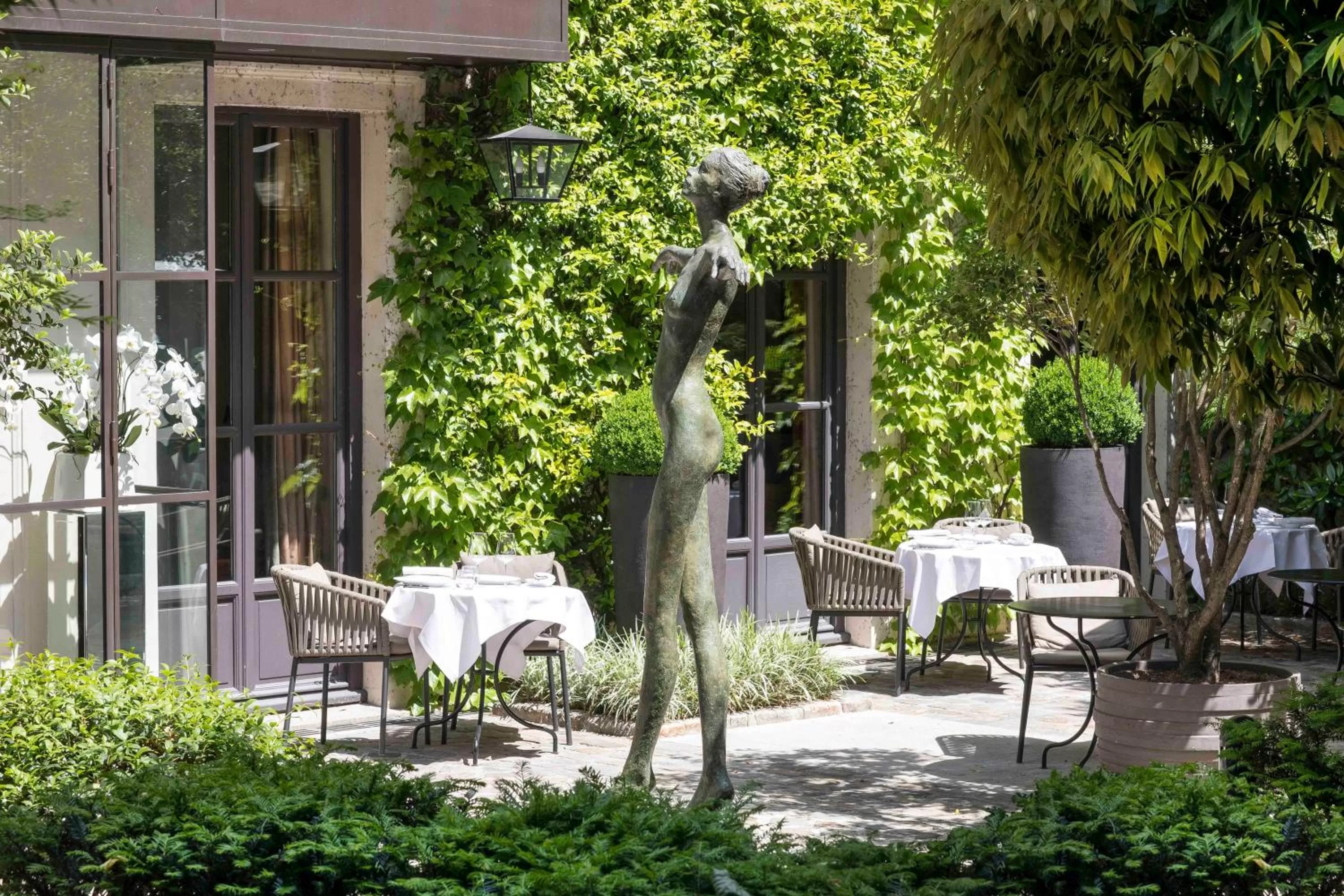 Patio in Le Pavillon de la Reine & Spa, Place des Vosges