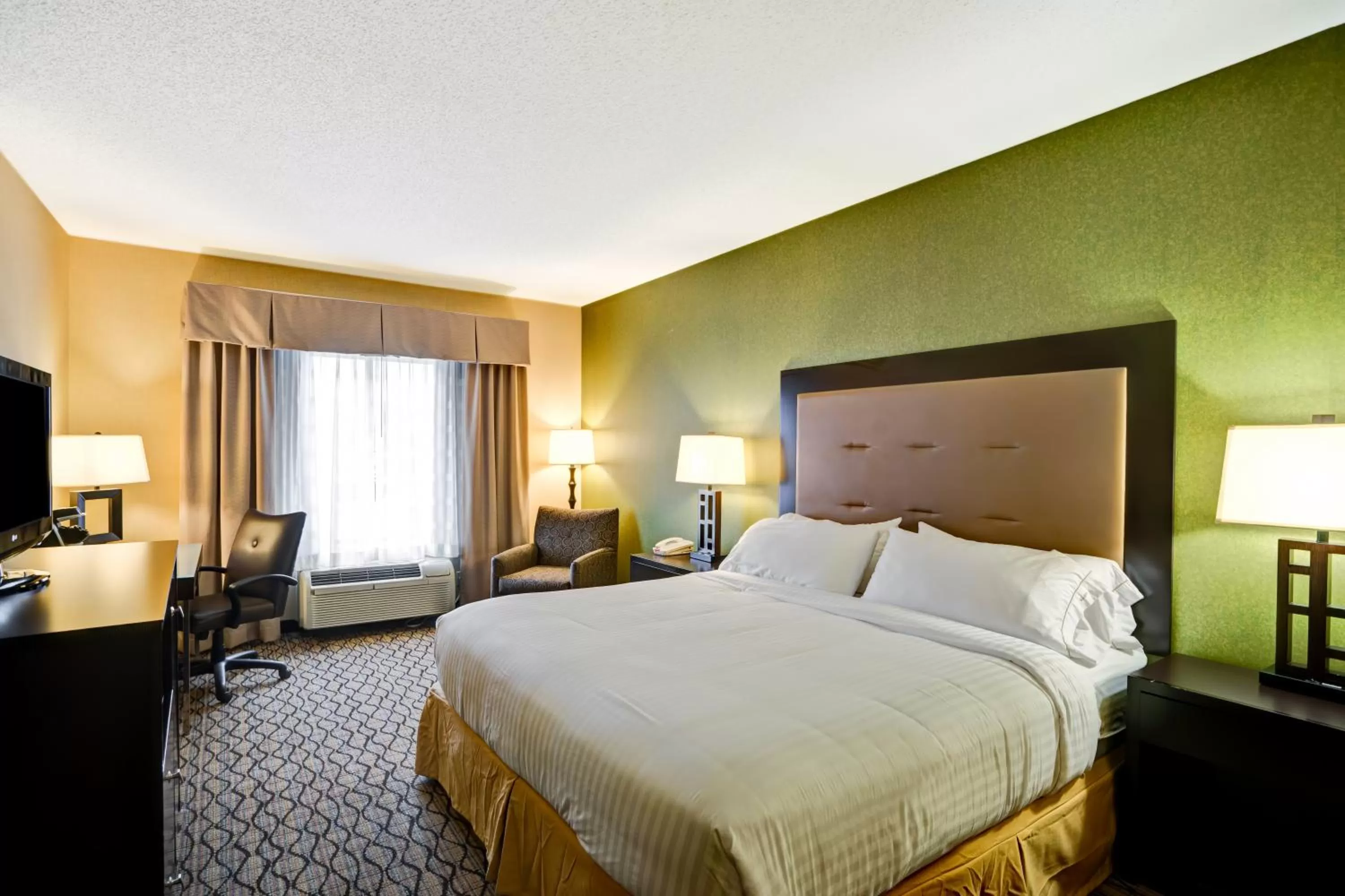 King Room Hearing Accessible - Non-Smoking in Holiday Inn Express Hotel & Suites Christiansburg, an IHG Hotel