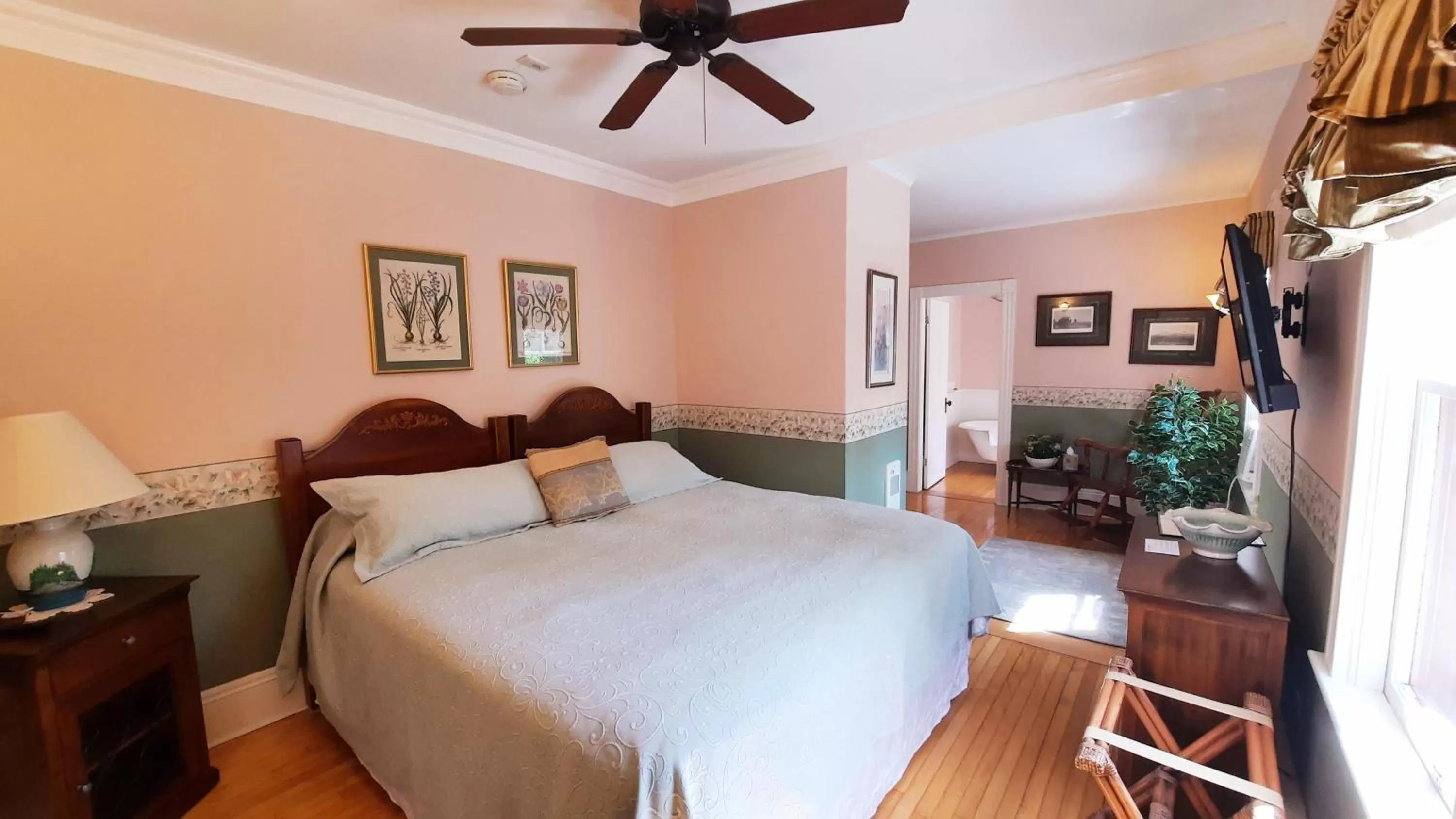 Bed in Dominion Hill Country Inn