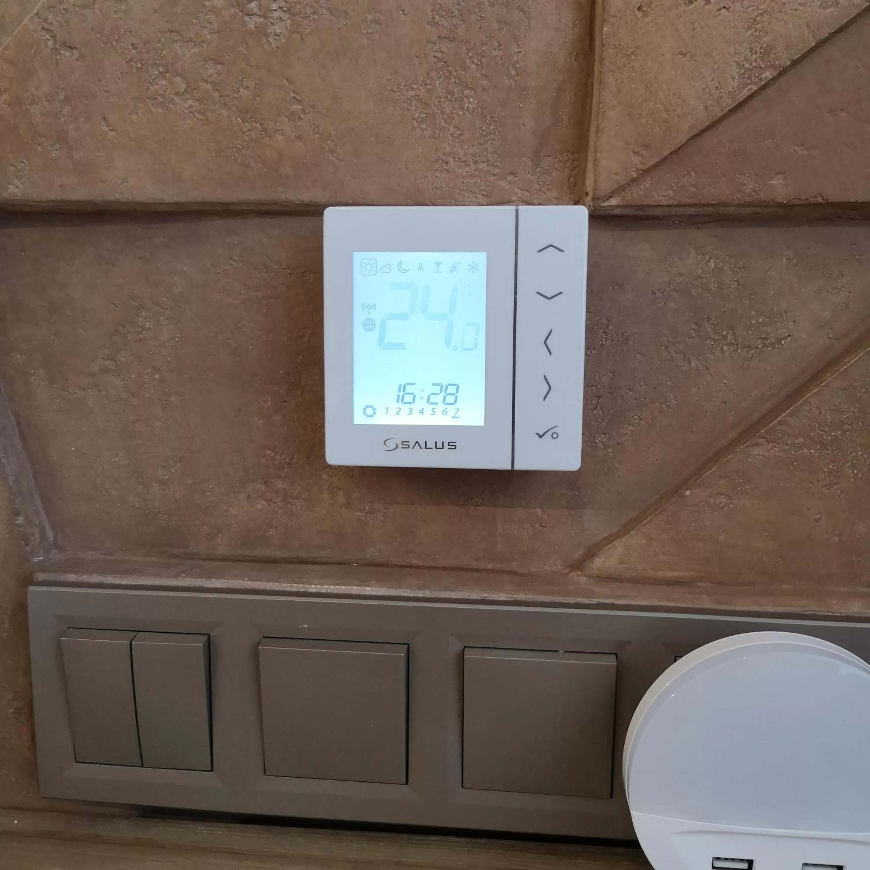 TV/Entertainment Center in ACCOMMODO192