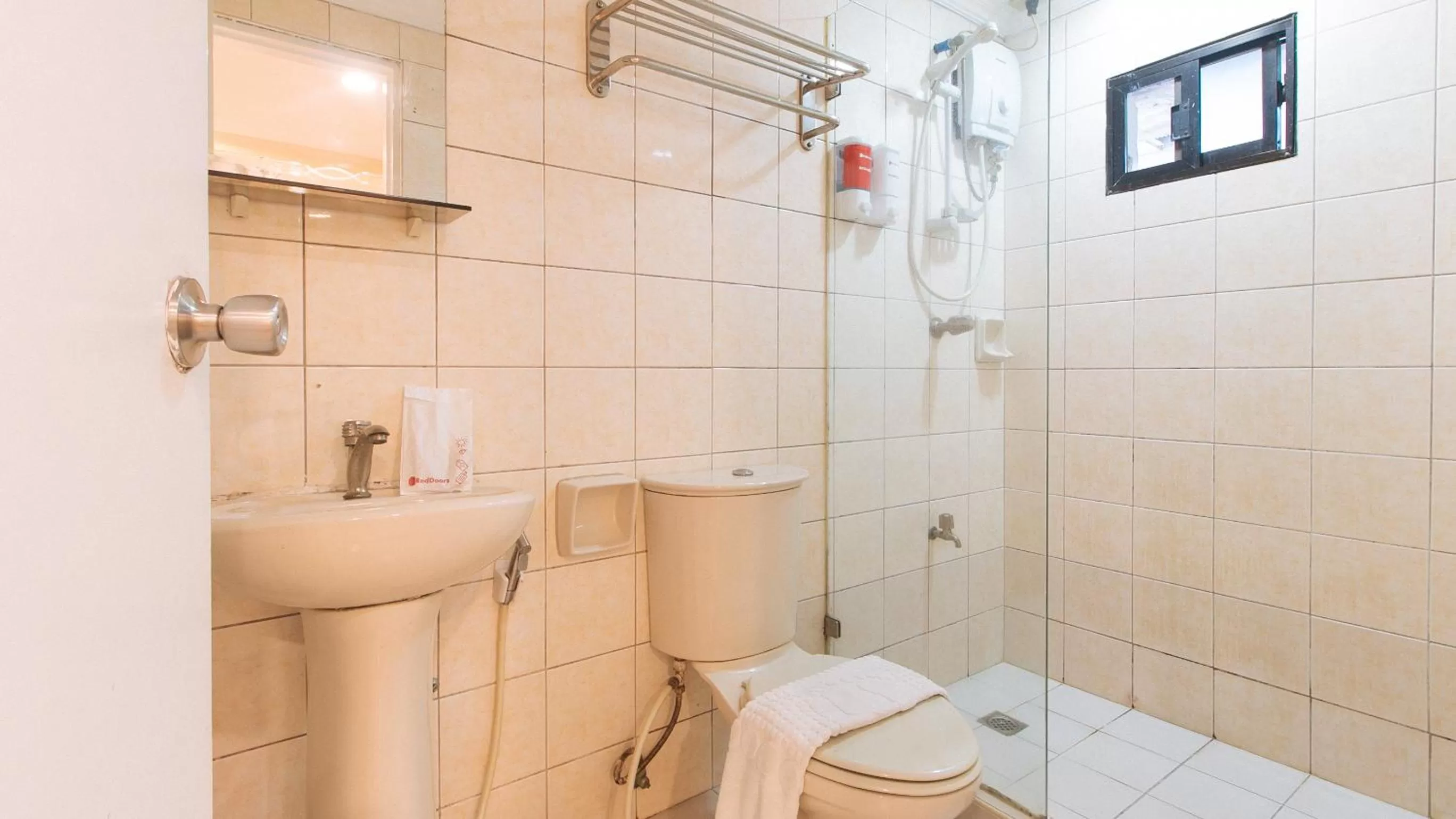 Bathroom in RedDoorz Premium near Greenbelt Makati - Vaccinated Staff