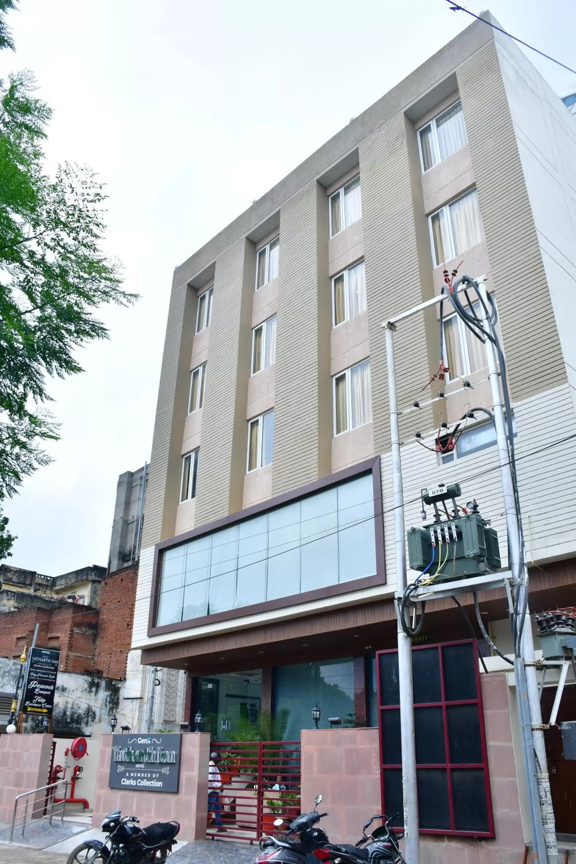 Facade/entrance in Hotel Yatharth Inn