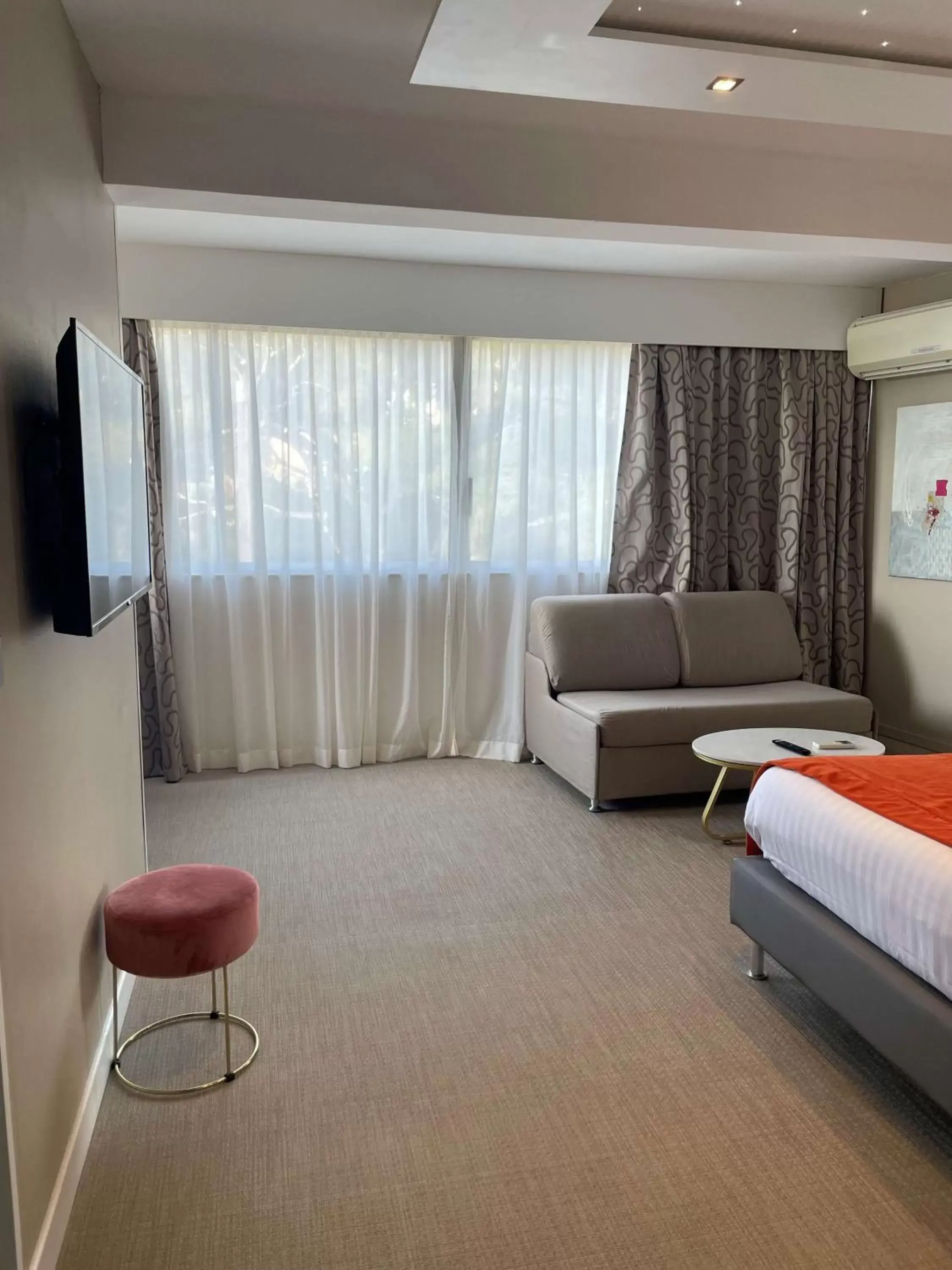 Superior Queen Room with Sofa Bed and Sea View in Best Western Plus Hôtel la Rade Superior Queen Room with Sofa Bed and Sea View in Best Western Plus Hôtel la Rade