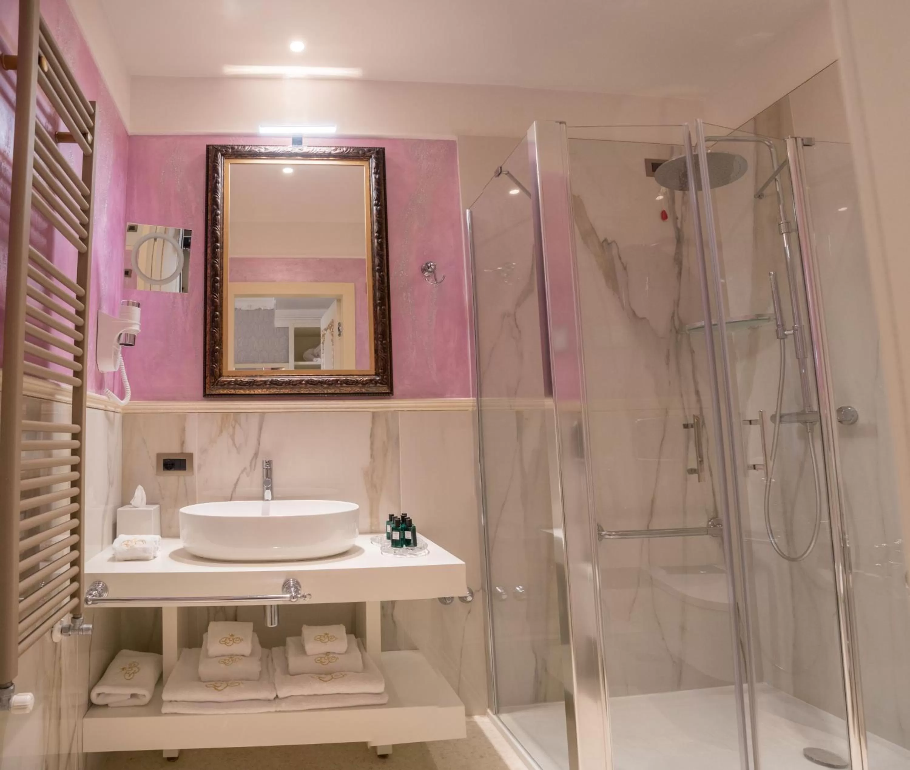 Shower in EGO' Boutique Hotel - The Silk Road