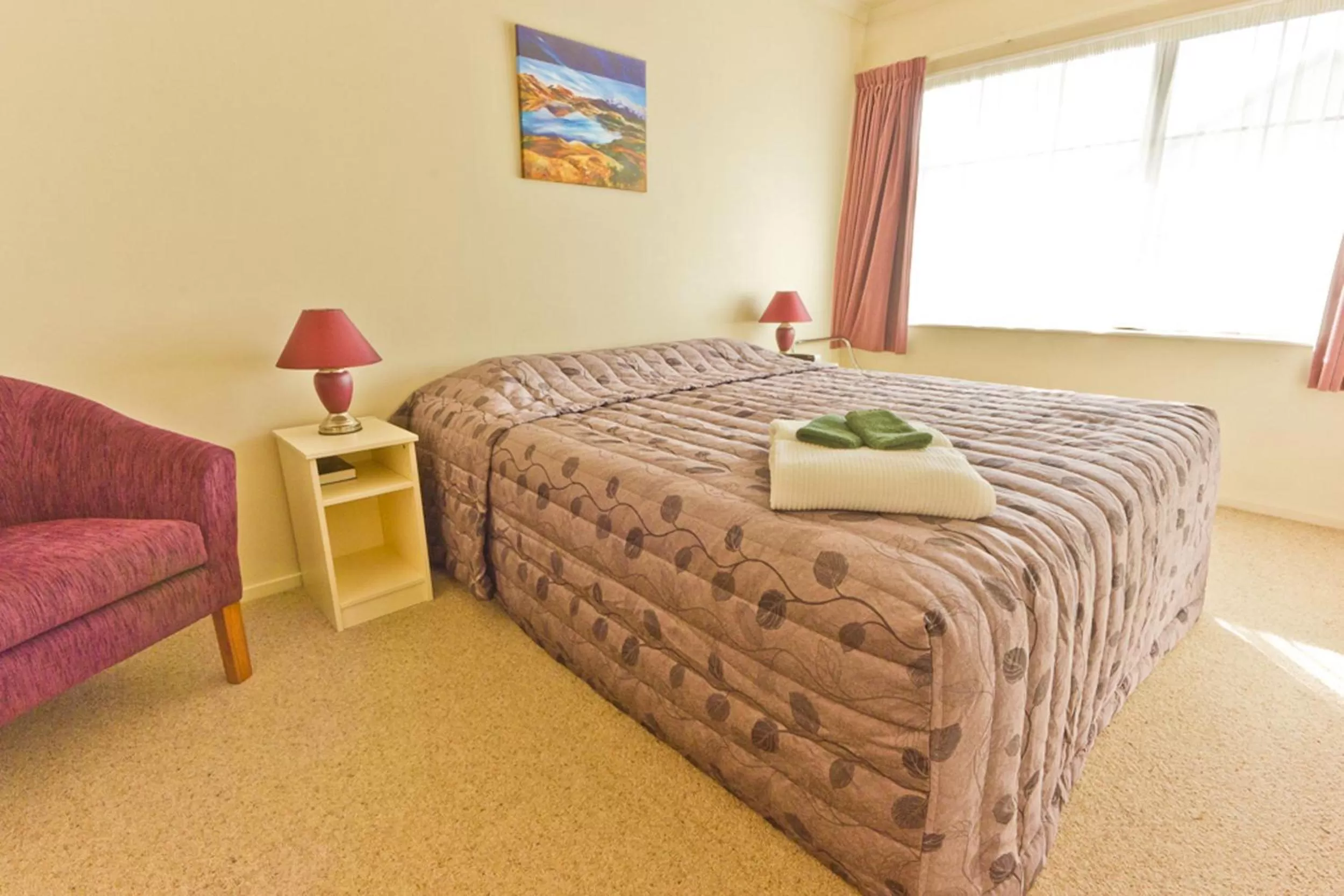 Bedroom, Bed in Arrow Motel Apartments