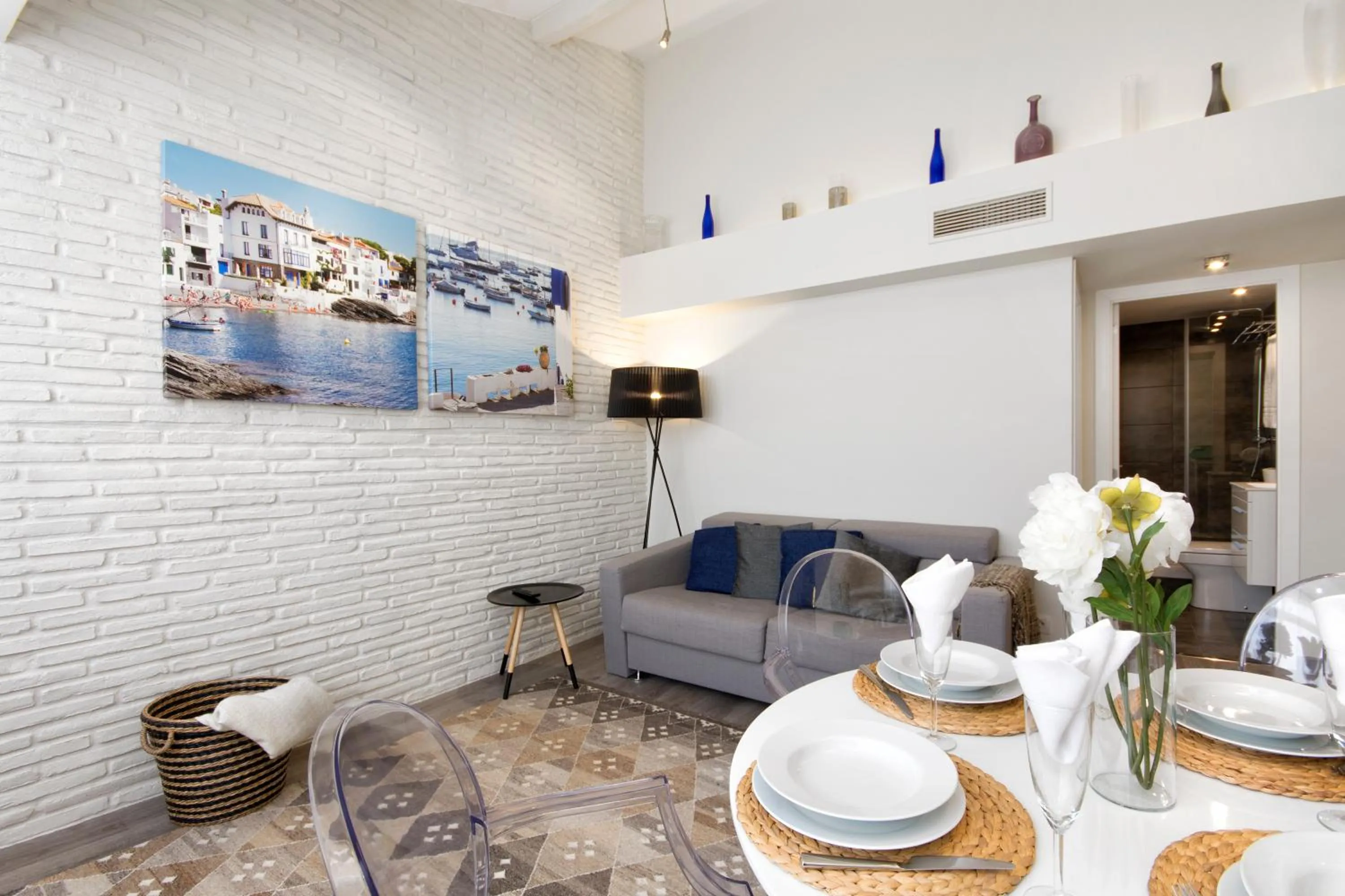 Living room in Eixample Building Apartments by Mercedes Heritage