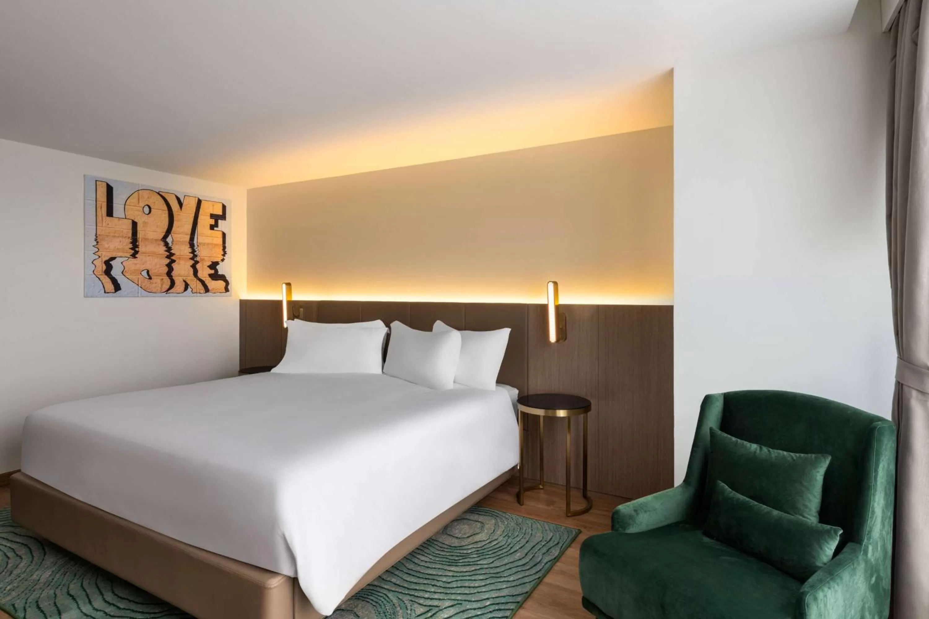 Photo of the whole room, Bed in Dolce by Wyndham Hollywood