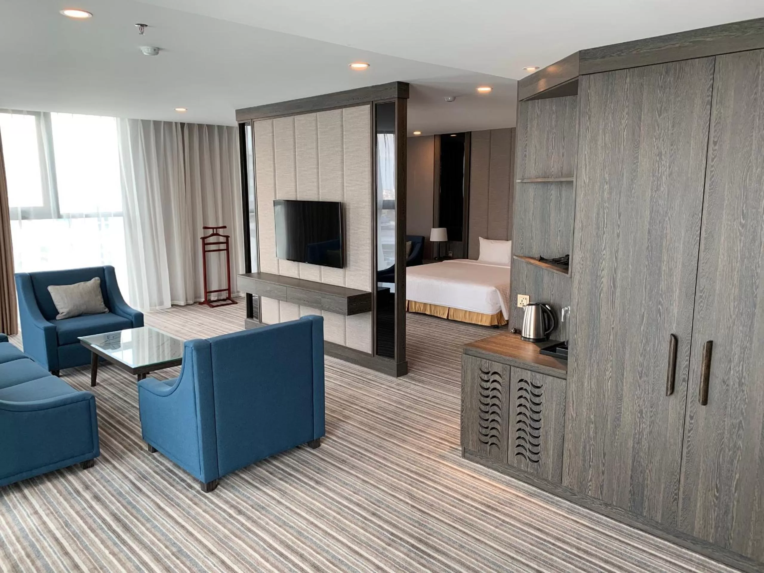 Living room, Bed in Muong Thanh Luxury Saigon Hotel