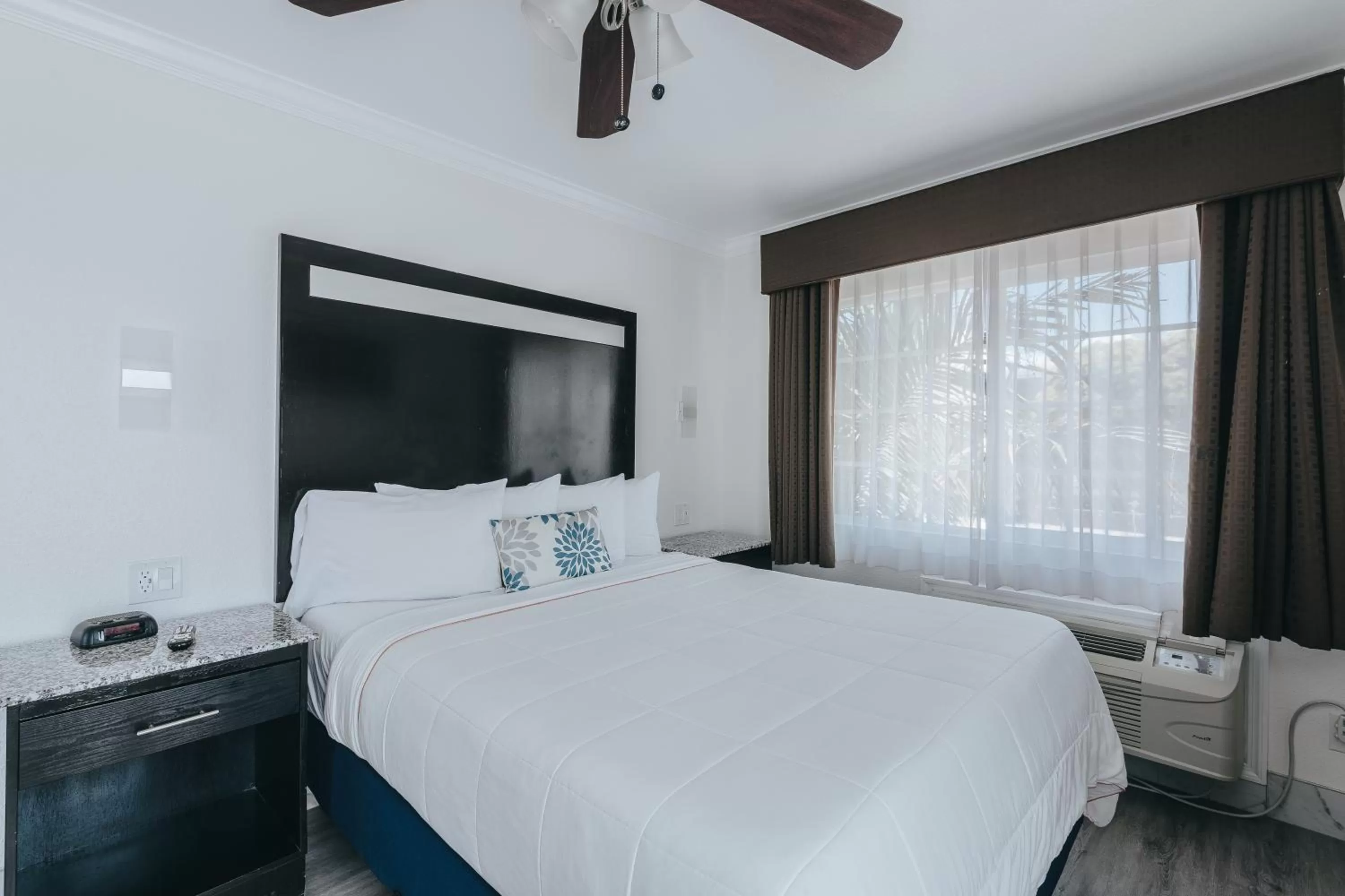 Bed in Sea Air Inn & Suites - Downtown - Restaurant Row