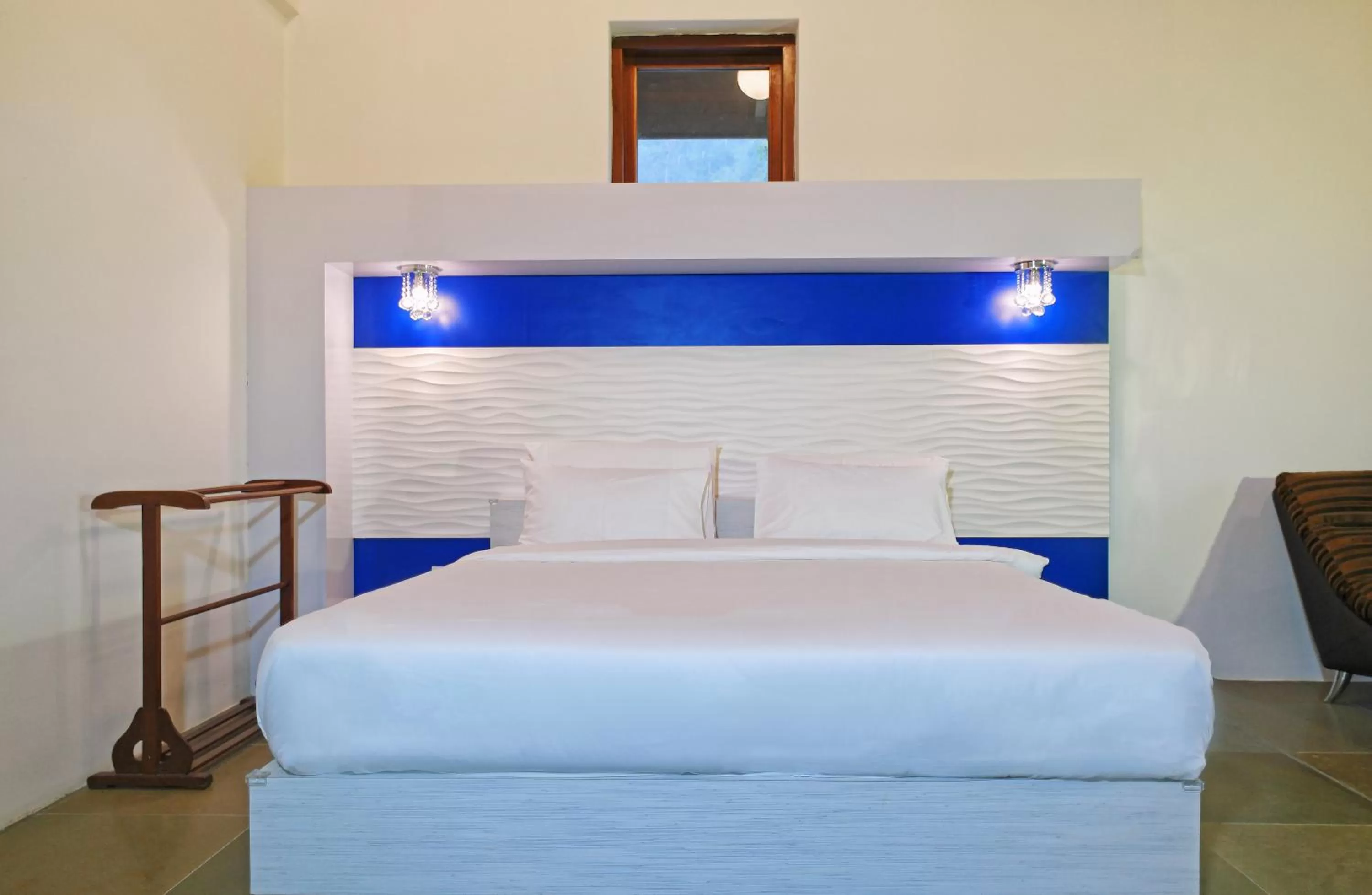 Photo of the whole room, Bed in Harmony Valley Retreat