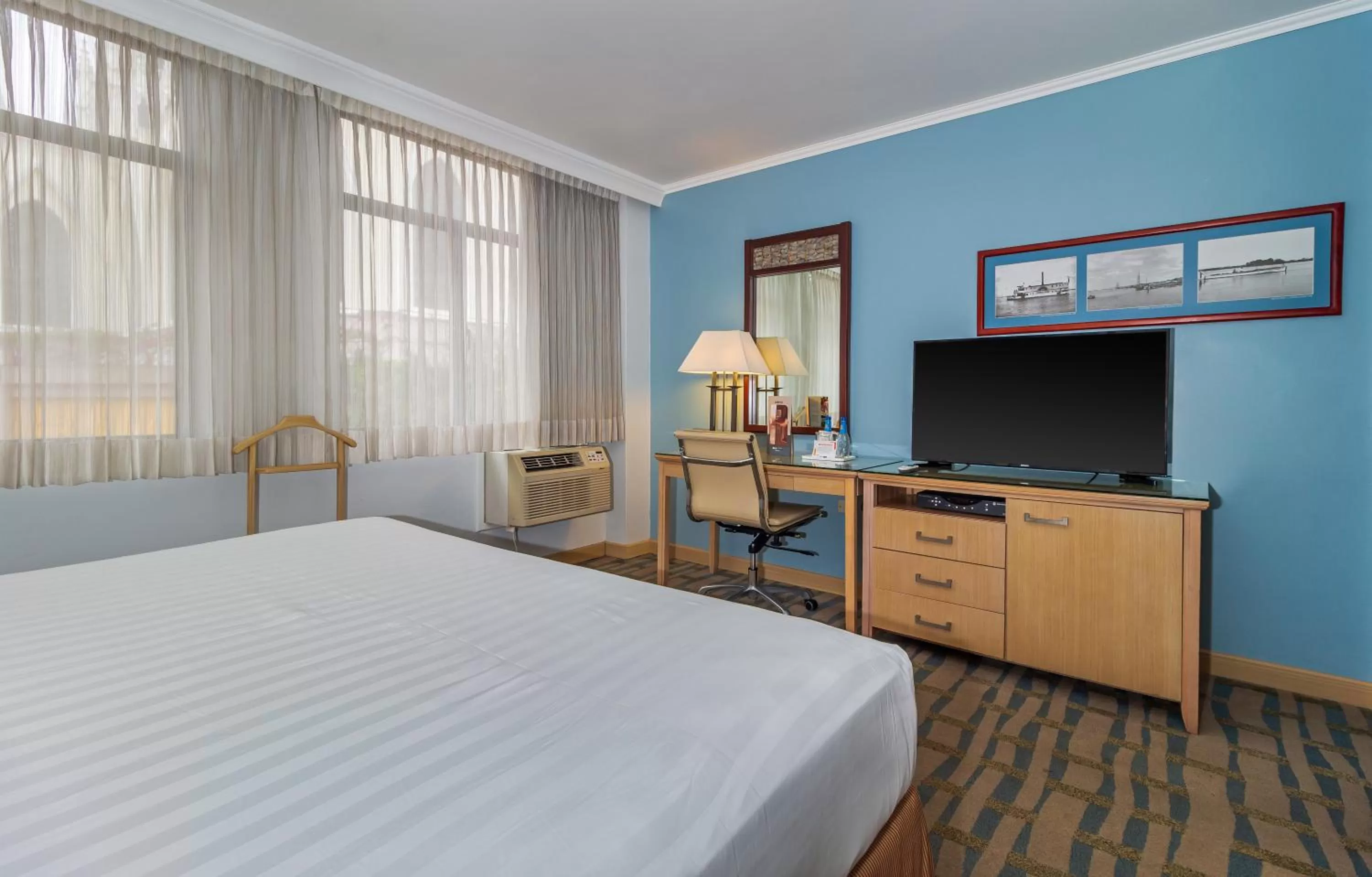 Bedroom, Bed in Grand Hotel Guayaquil, an Ascend Collection Hotel