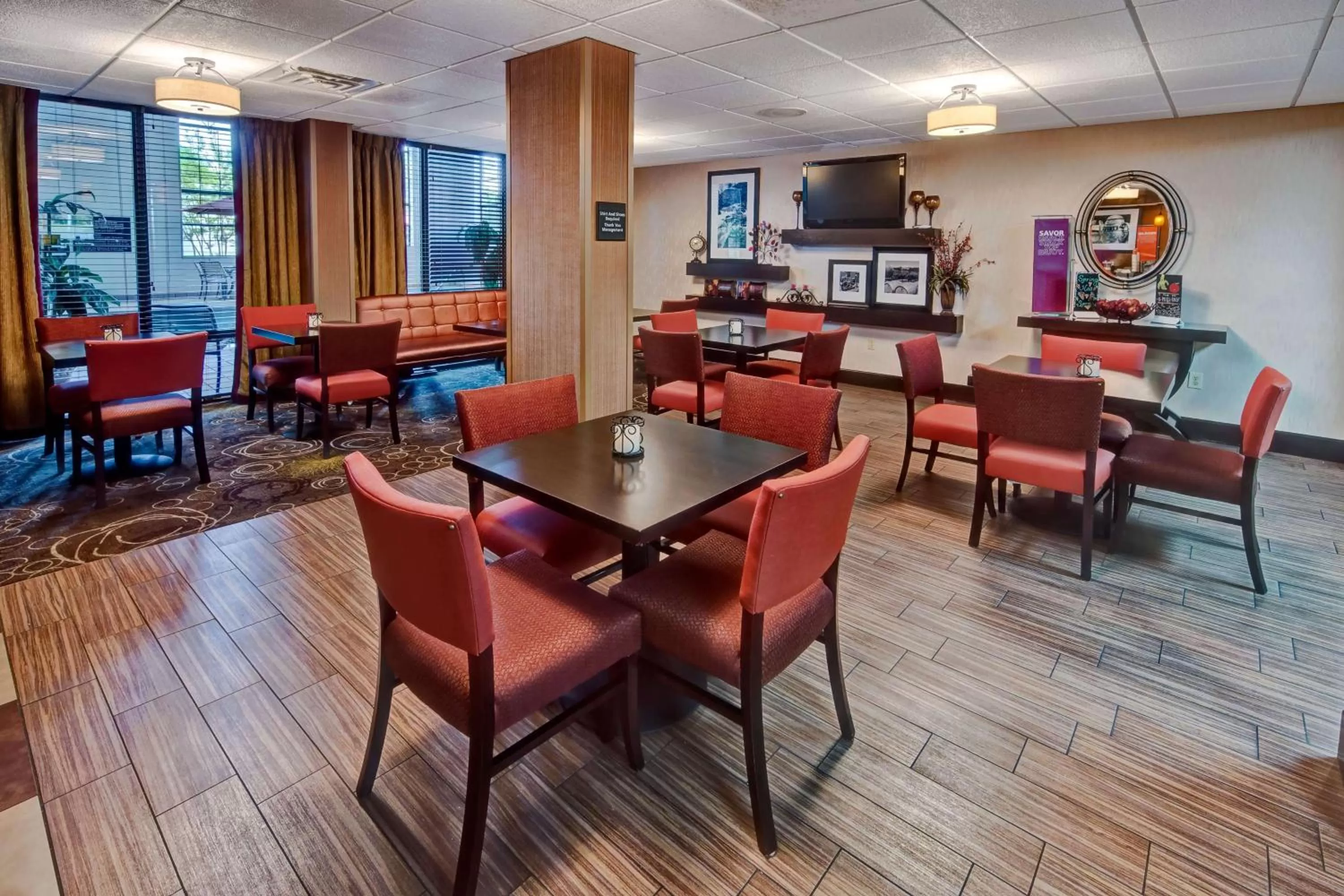 Dining area in Hampton Inn by Hilton Clarksville