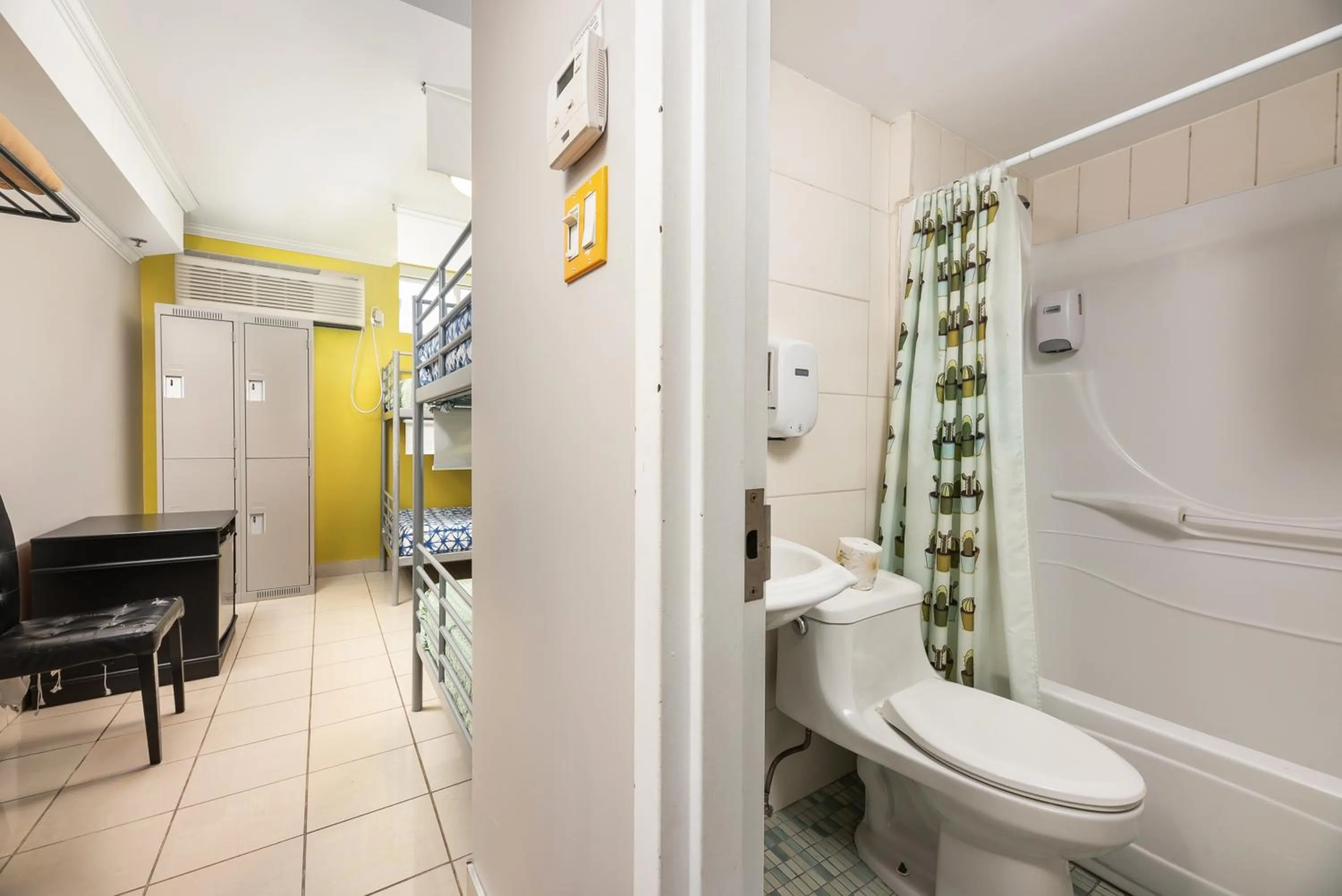 Bathroom in Samesun Montreal Hotel & Hostel