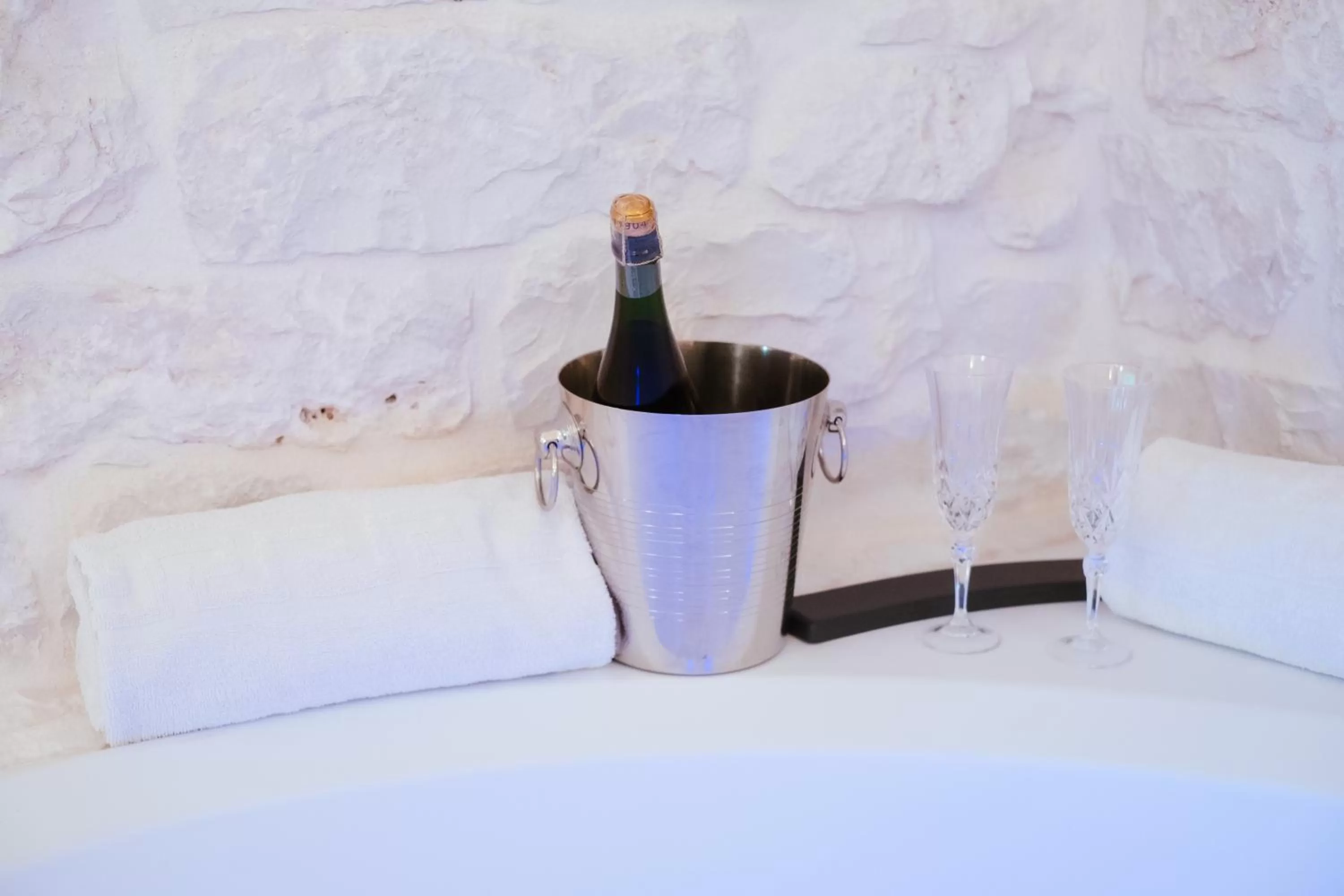 Hot Tub in Iconica Luxury Suites