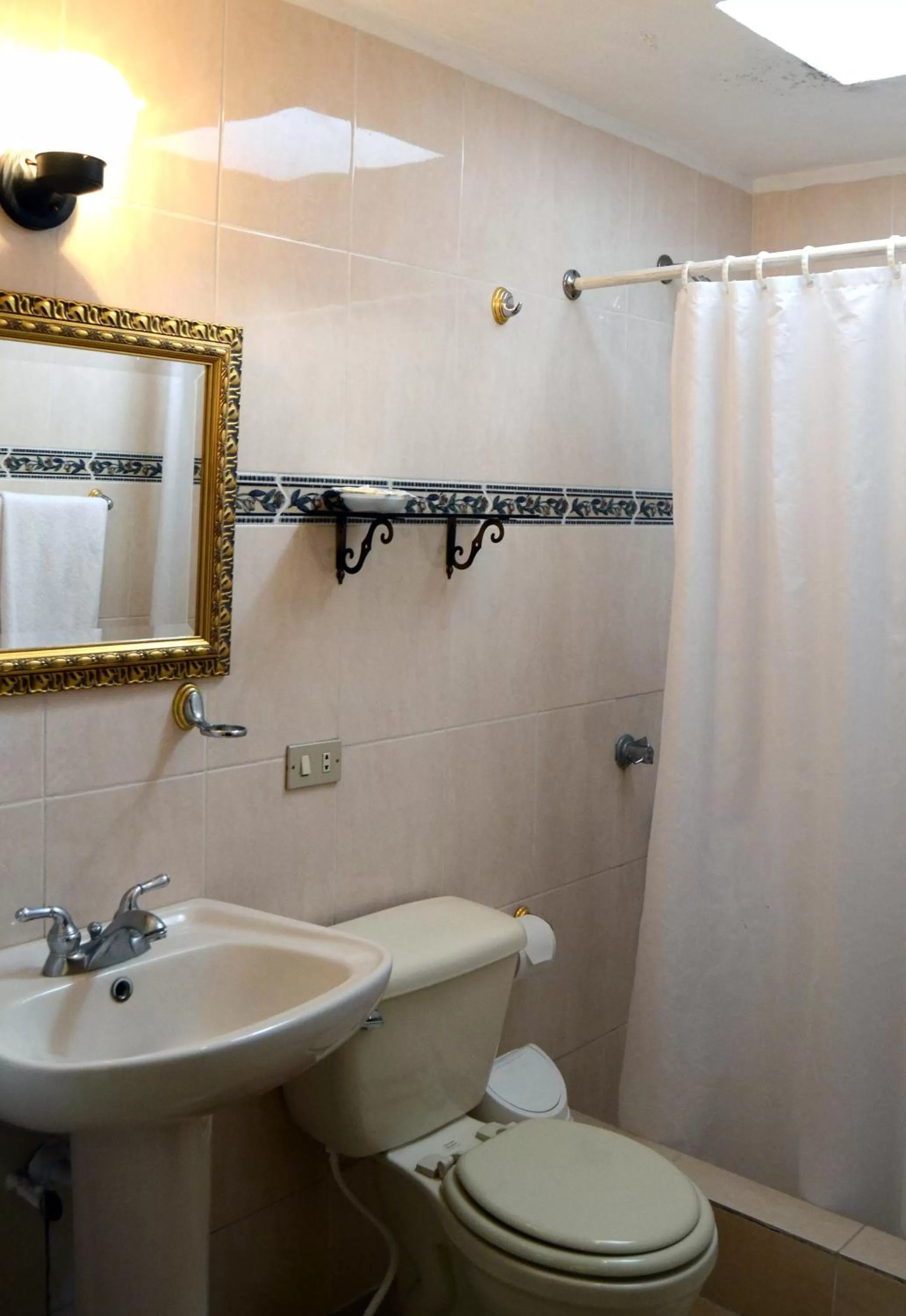 Bathroom in Hostal Villa Toscana